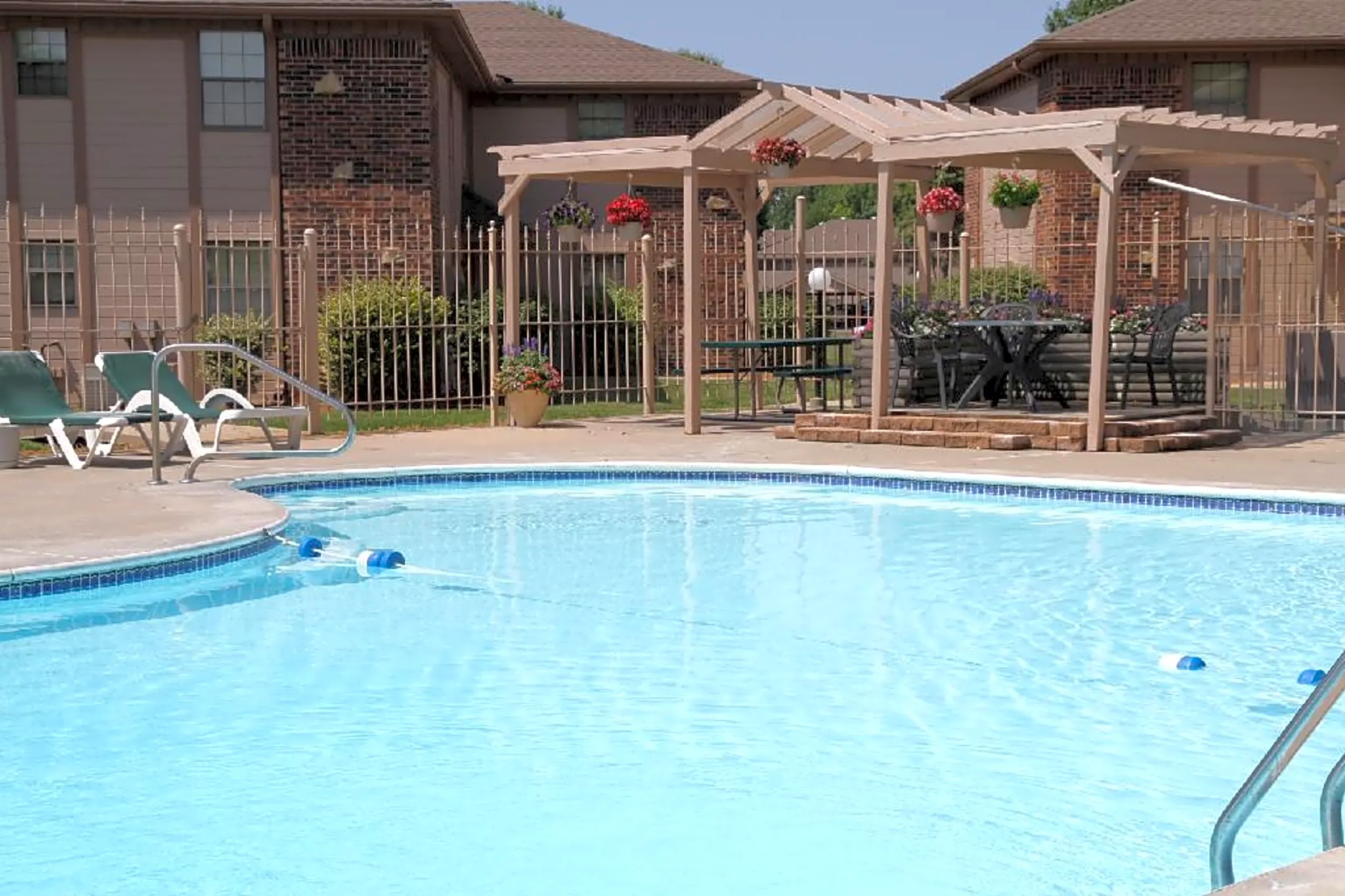 Sunnyside Garden Apartments & Duplexes Blue Springs, MO 64014