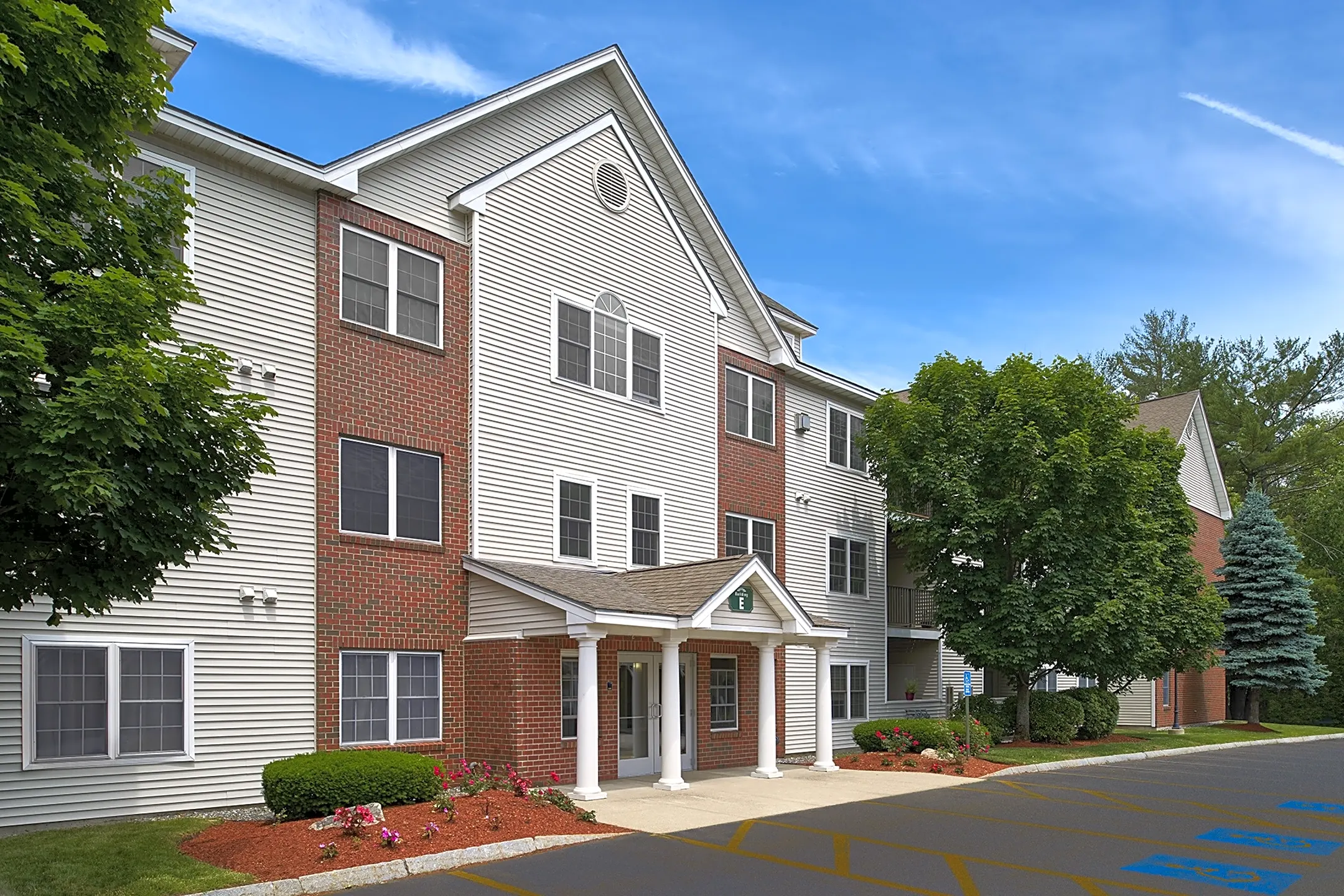 Hampshire Green Apartments - Bedford, NH 03110