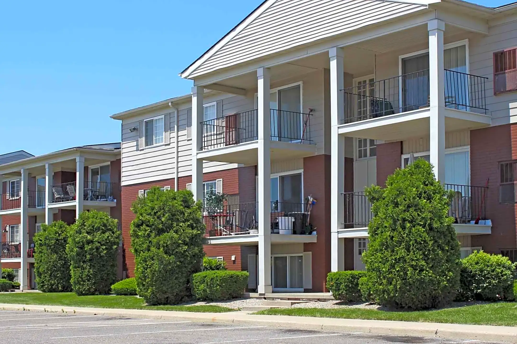 Building - Cass Lake Shore Club - Waterford, MI