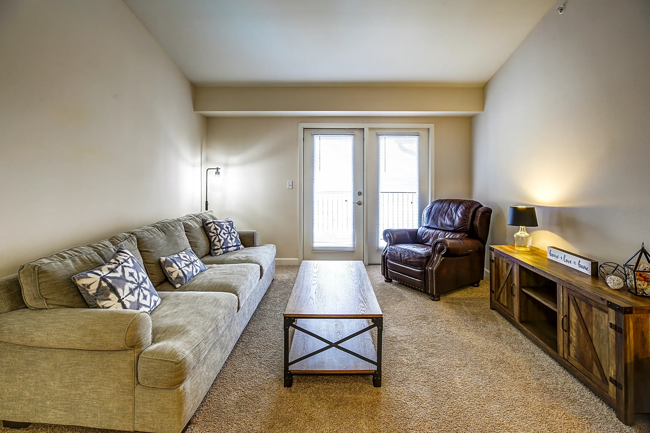 Living Room - The Reserve Apartments & Townhomes - Evansville, IN