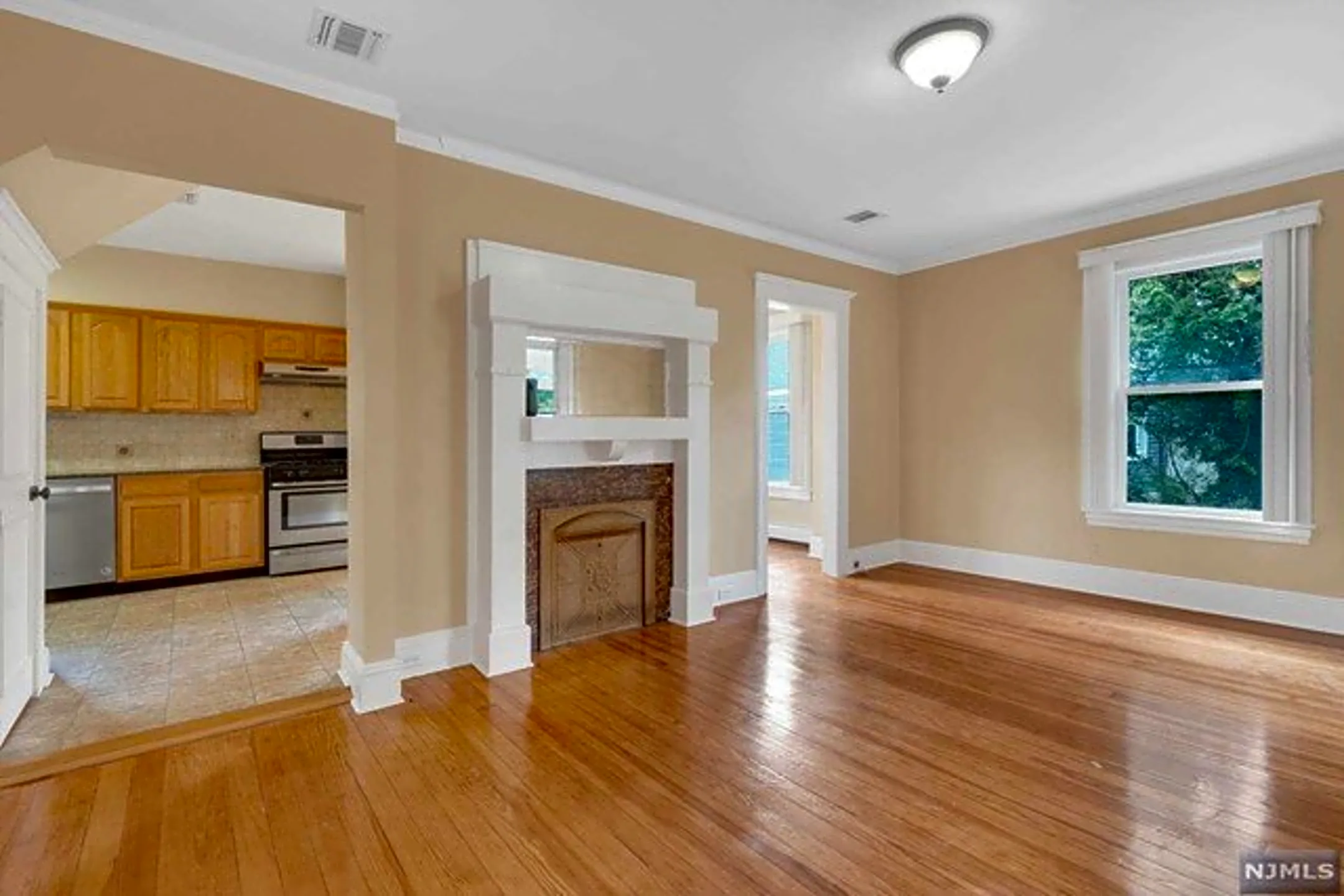 Living Room - 16 N Farview Ave - Paramus, NJ