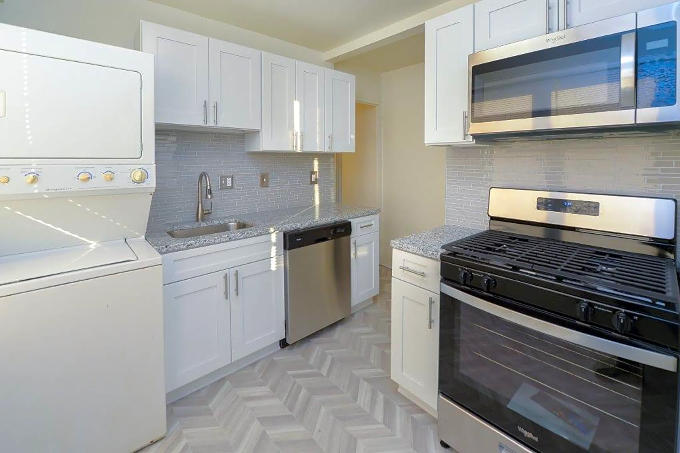 Kitchen - The Carlyle Apartment Homes - Baltimore, MD