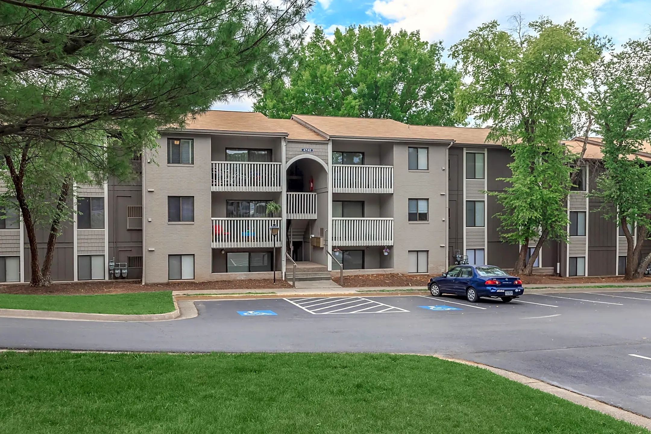 The Pines of Roanoke Apartments - 4630 Roxbury Ln | Roanoke, VA ...