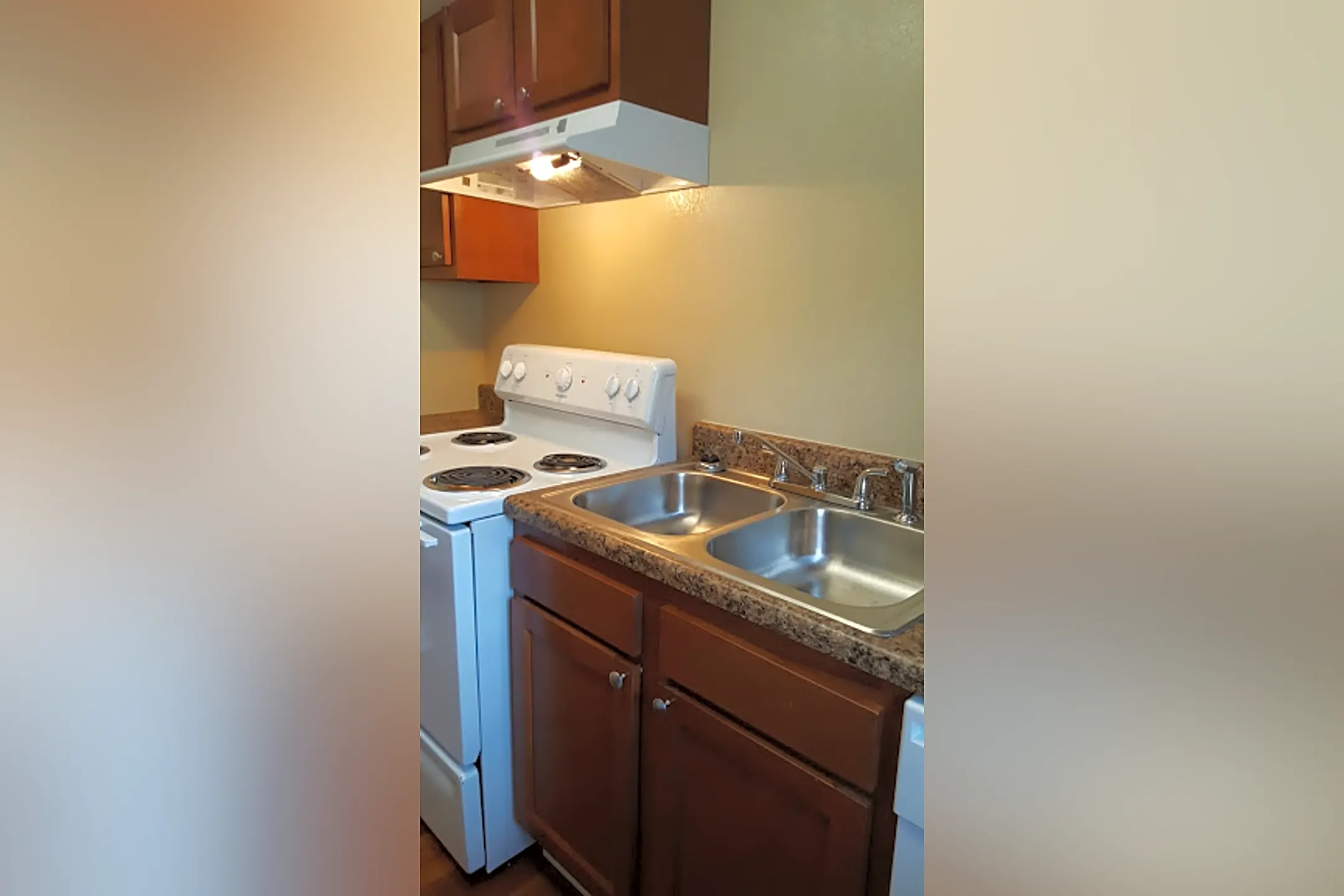 Kitchen - Foxwood Apartment Townhomes - Warner Robins, GA