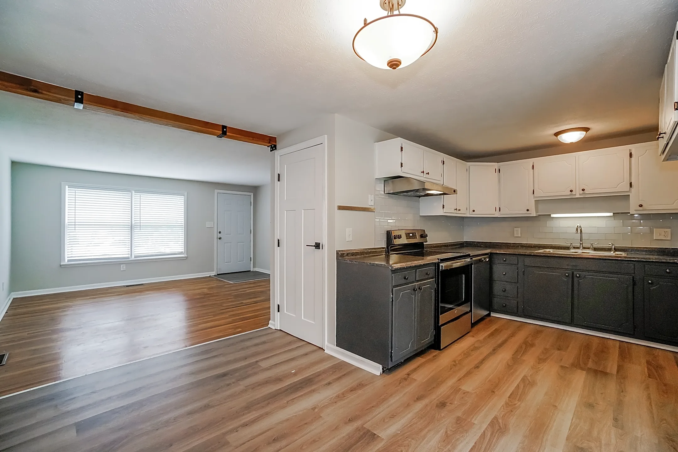 Kitchen - 1460 Chelmsford Sq N - Columbus, OH