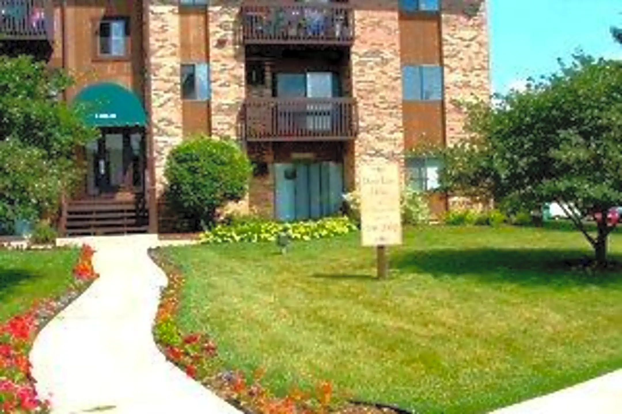 Deep Lake Apartments 149 N Milwaukee Ave Lake Villa, IL Apartments