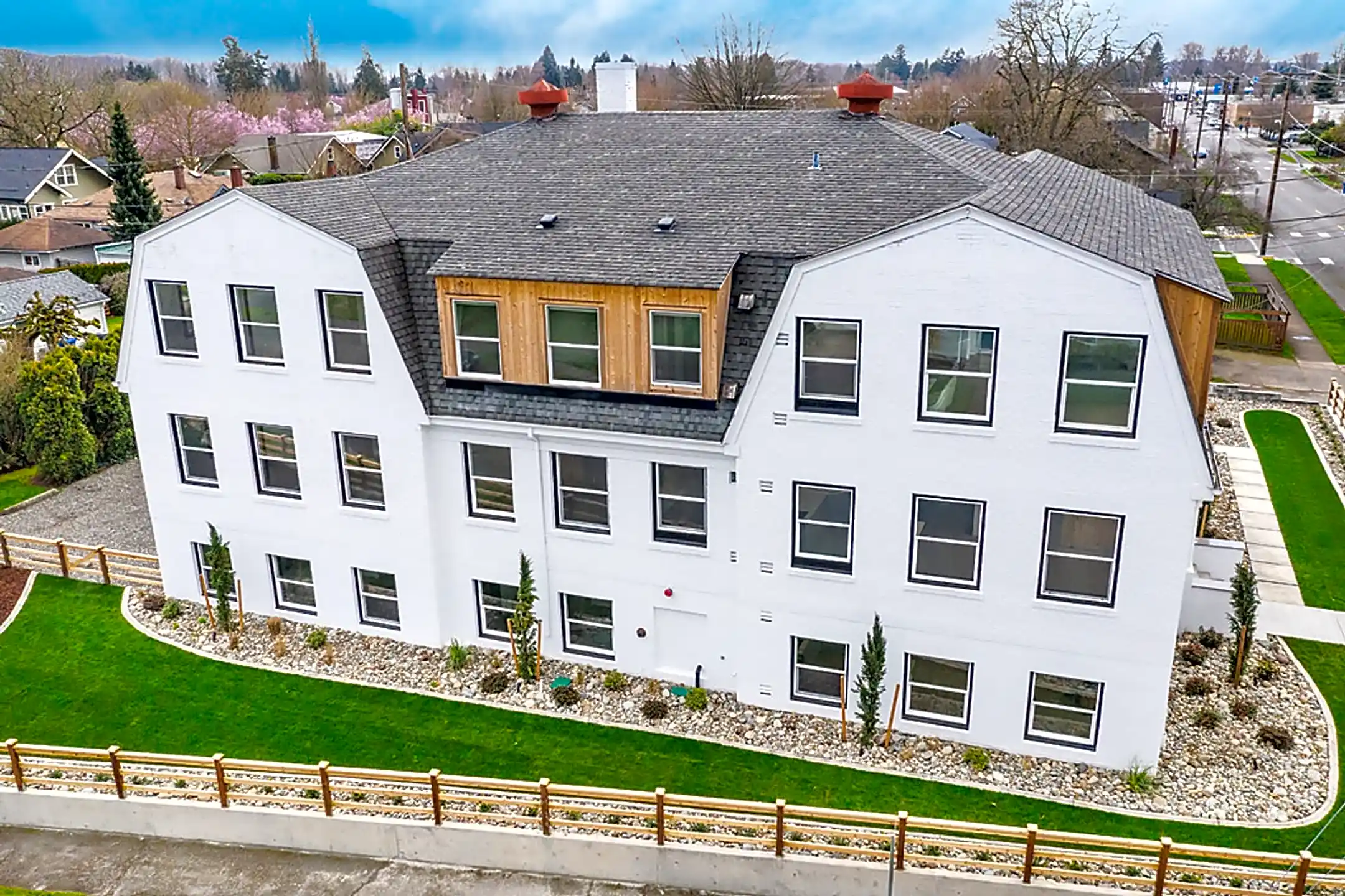 Maple Apartments Newly Renovated 1 Bedroom & Studio Apartments 1314