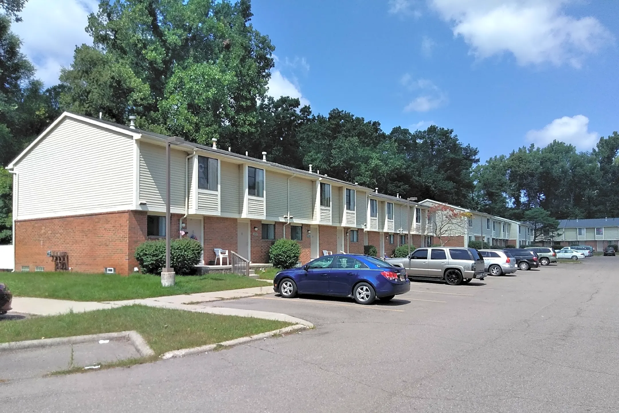 Whispering Woods Apartments - Waterford, MI 48327