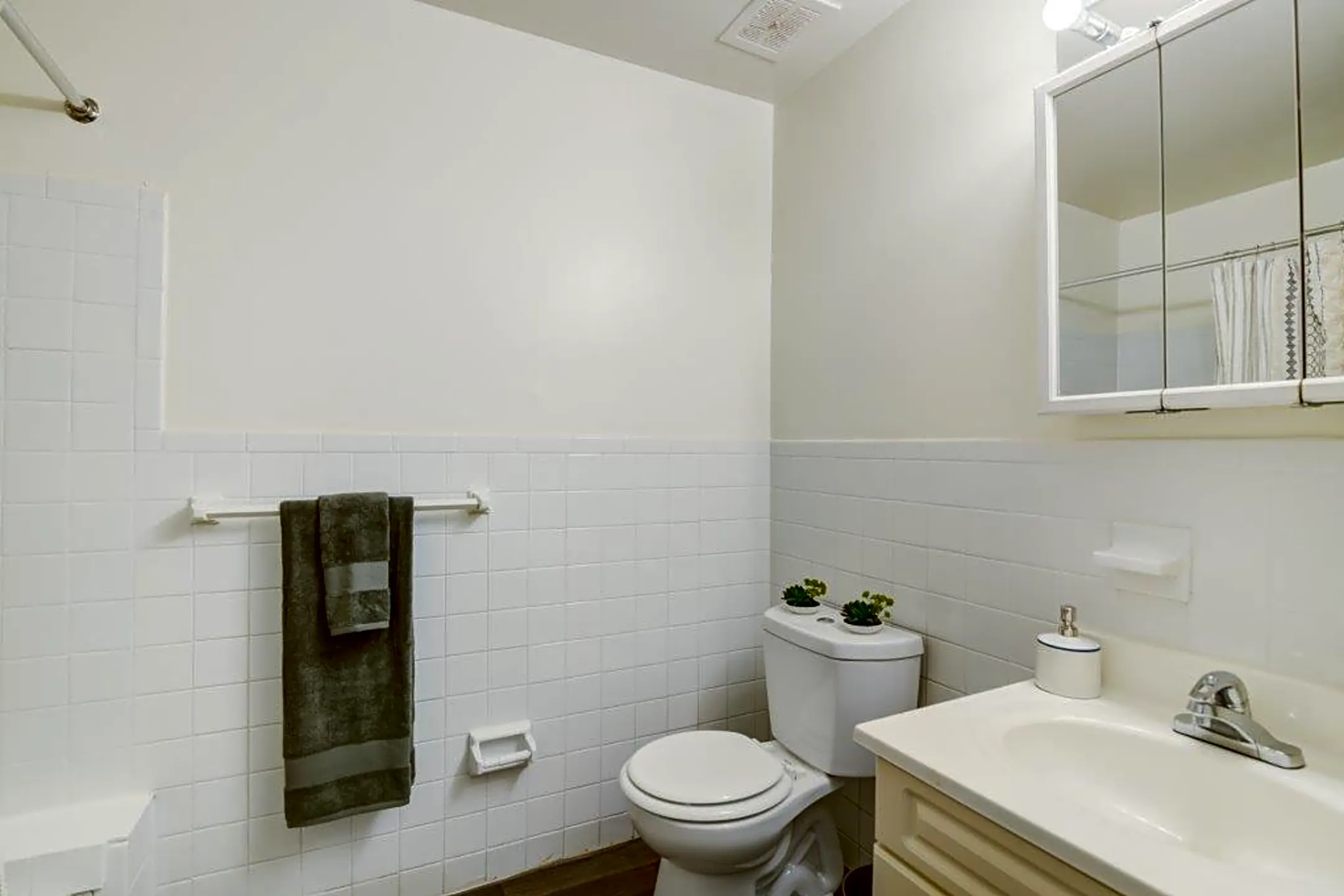 Bathroom - Longview Apartment Homes - Wilmington, DE