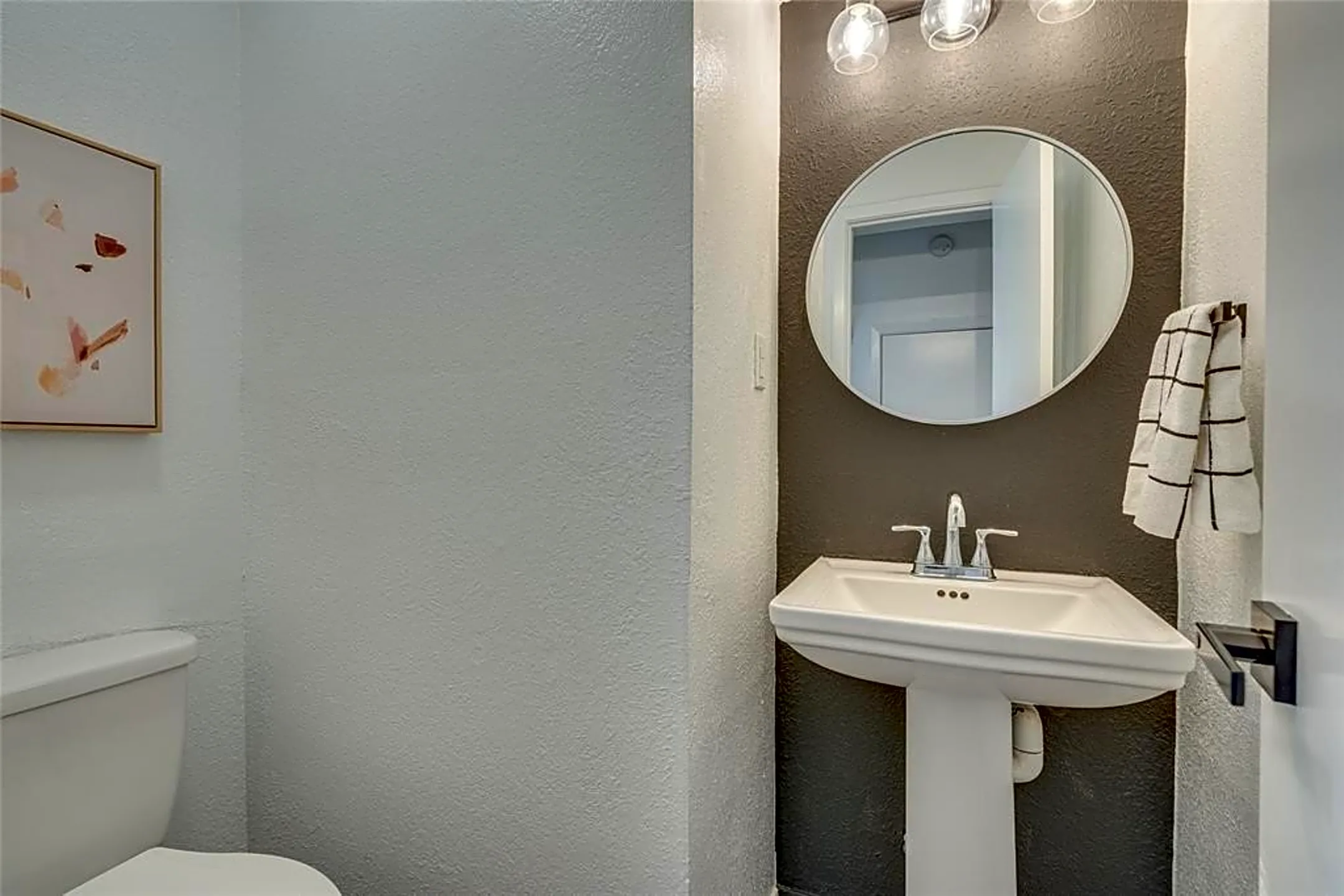 Bathroom - 208 W 5th St - Irving, TX