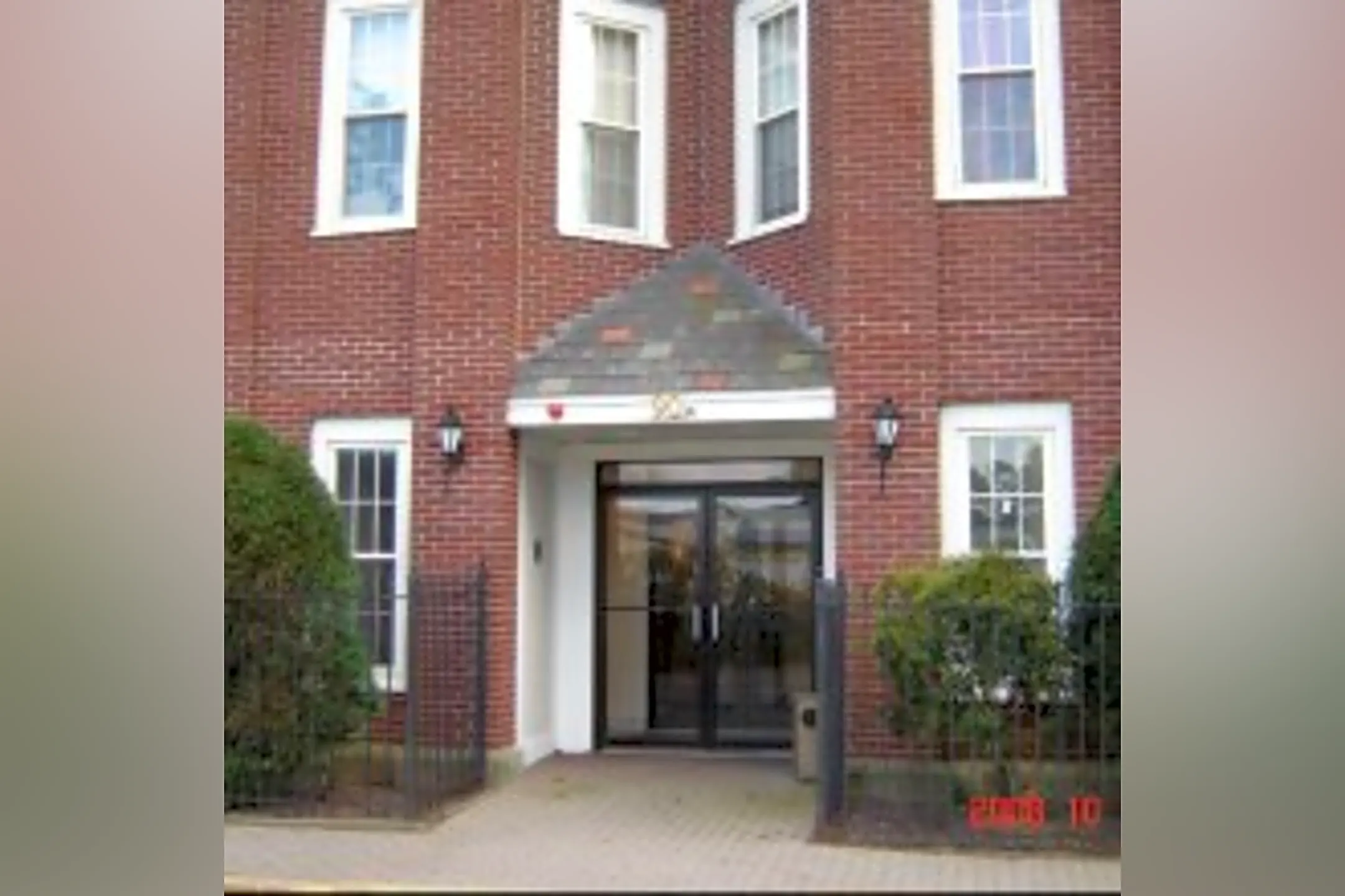 Townhouse Apartments 90 & 100 Myrtle Avenue Whitman, MA Apartments