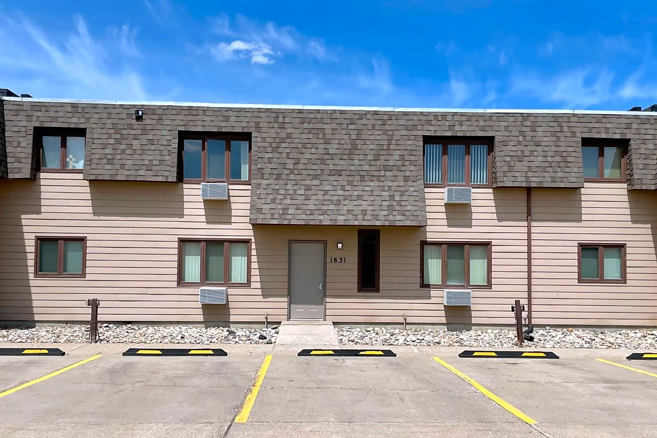 Twin Villas Great SE Location! Pet Friendly, Free WiFi! Heat Paid! 1821 1835 2nd Street SE