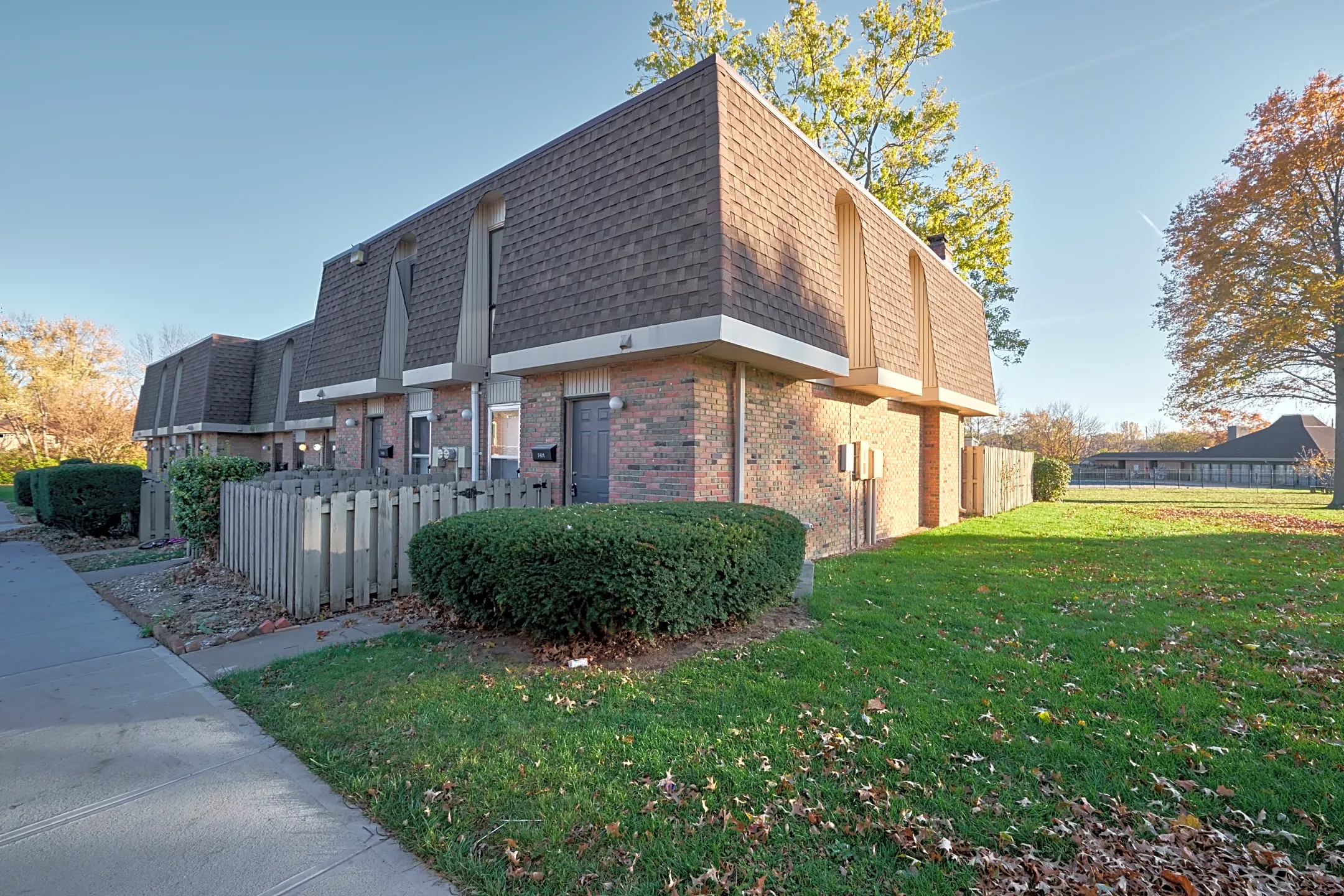 Building - 7401 Countrybrook Dr - Indianapolis, IN