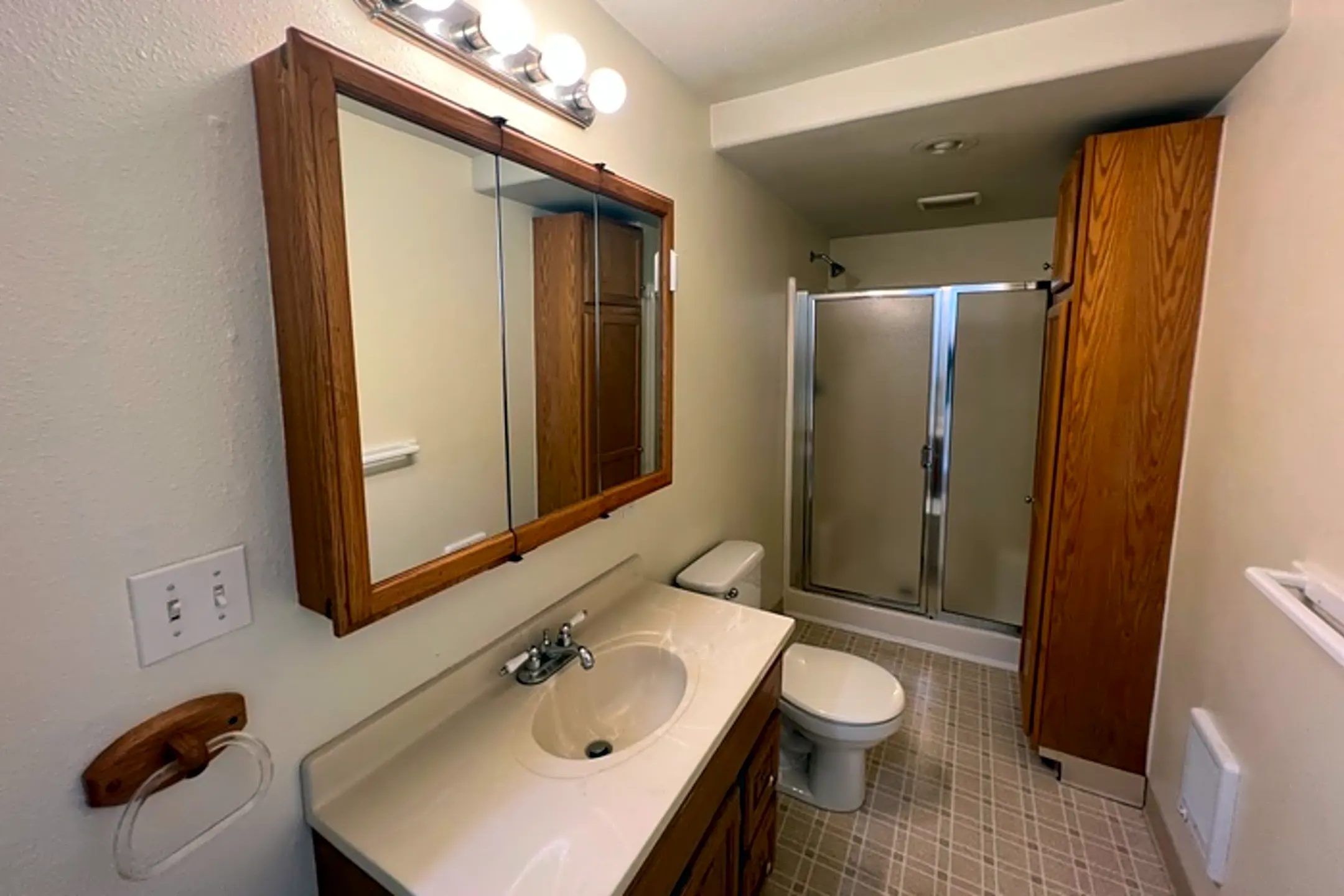 Bathroom - 173 NE Hwy 20 - Toledo, OR