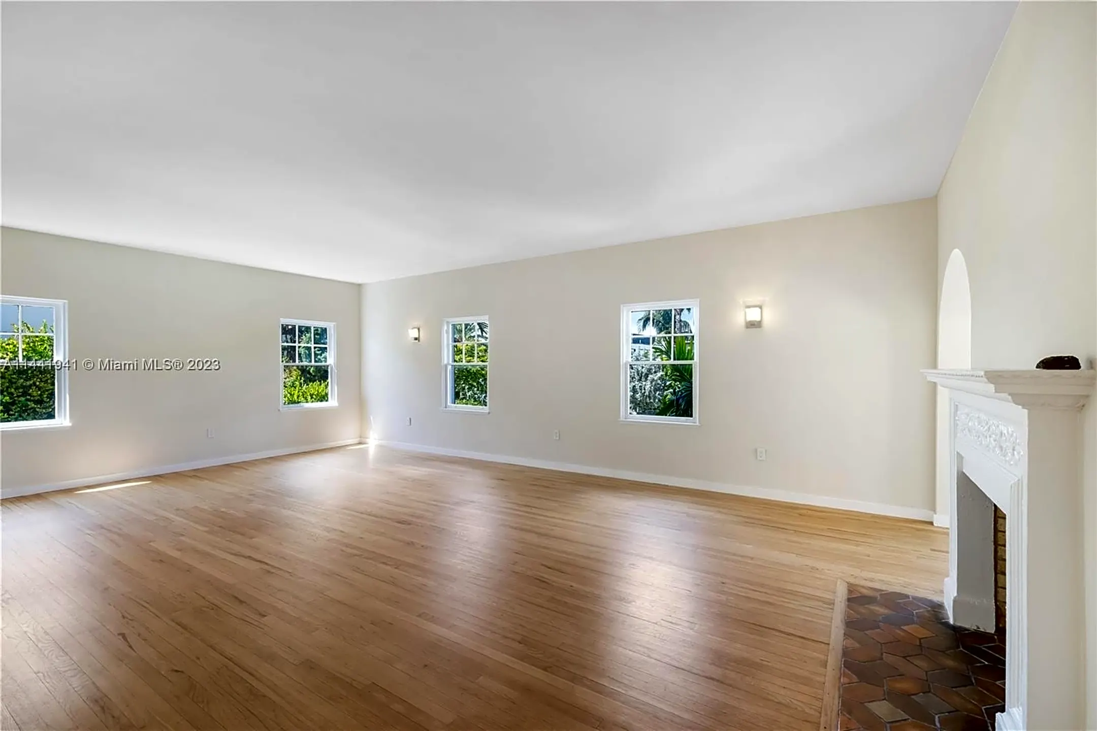 Living Room - 4531 Prairie Ave #2 - Miami Beach, FL