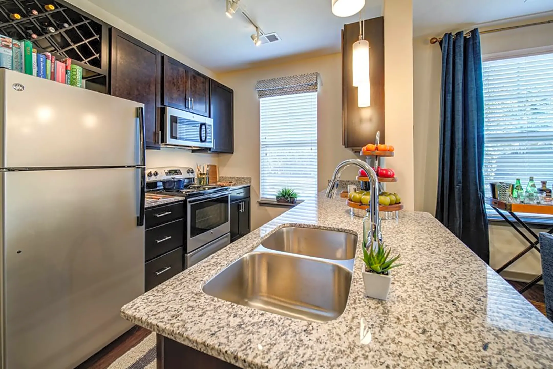 Kitchen - The Retreat Apartments - Roanoke, VA