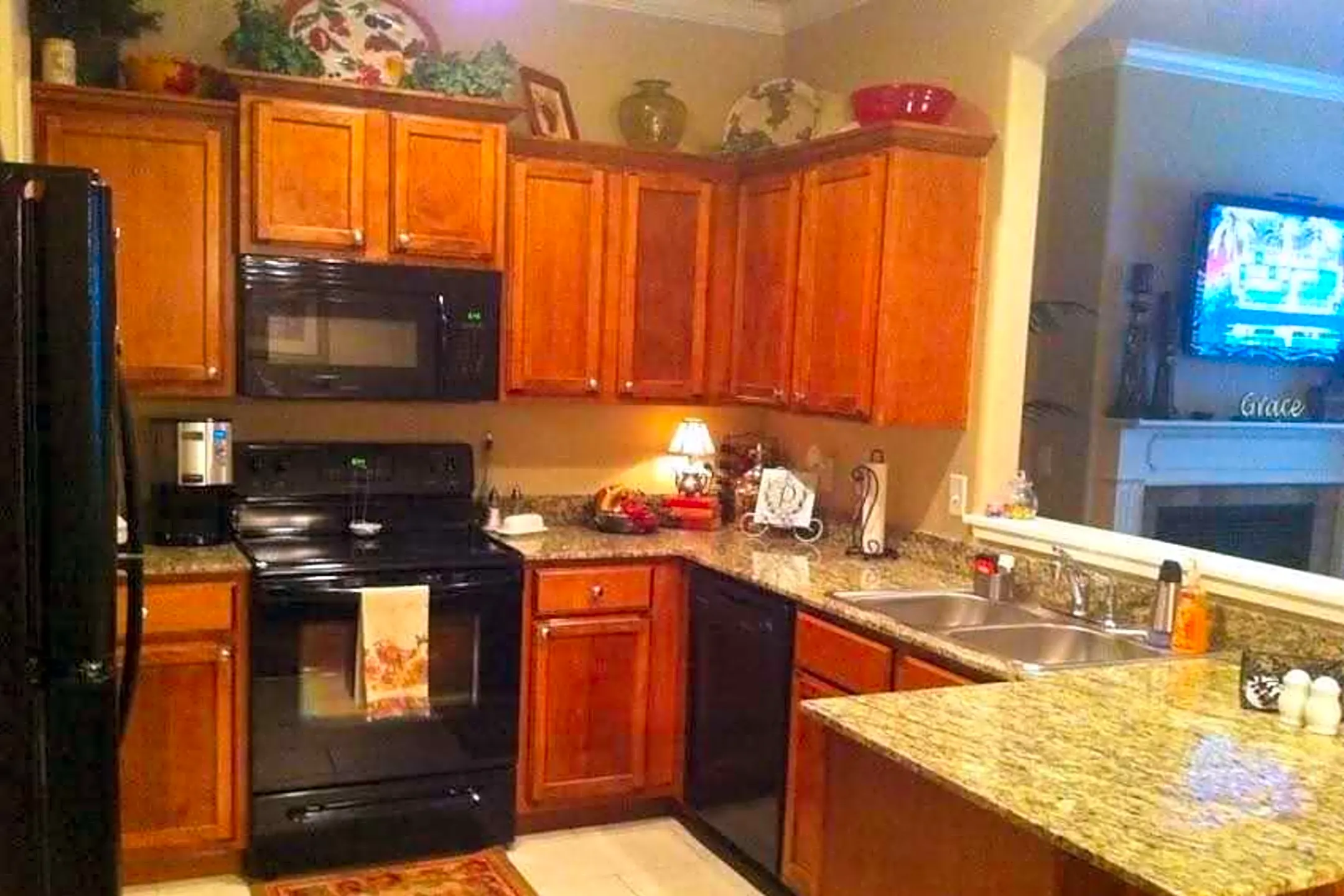 Kitchen - Chester Hills Townhomes - Springdale, AR
