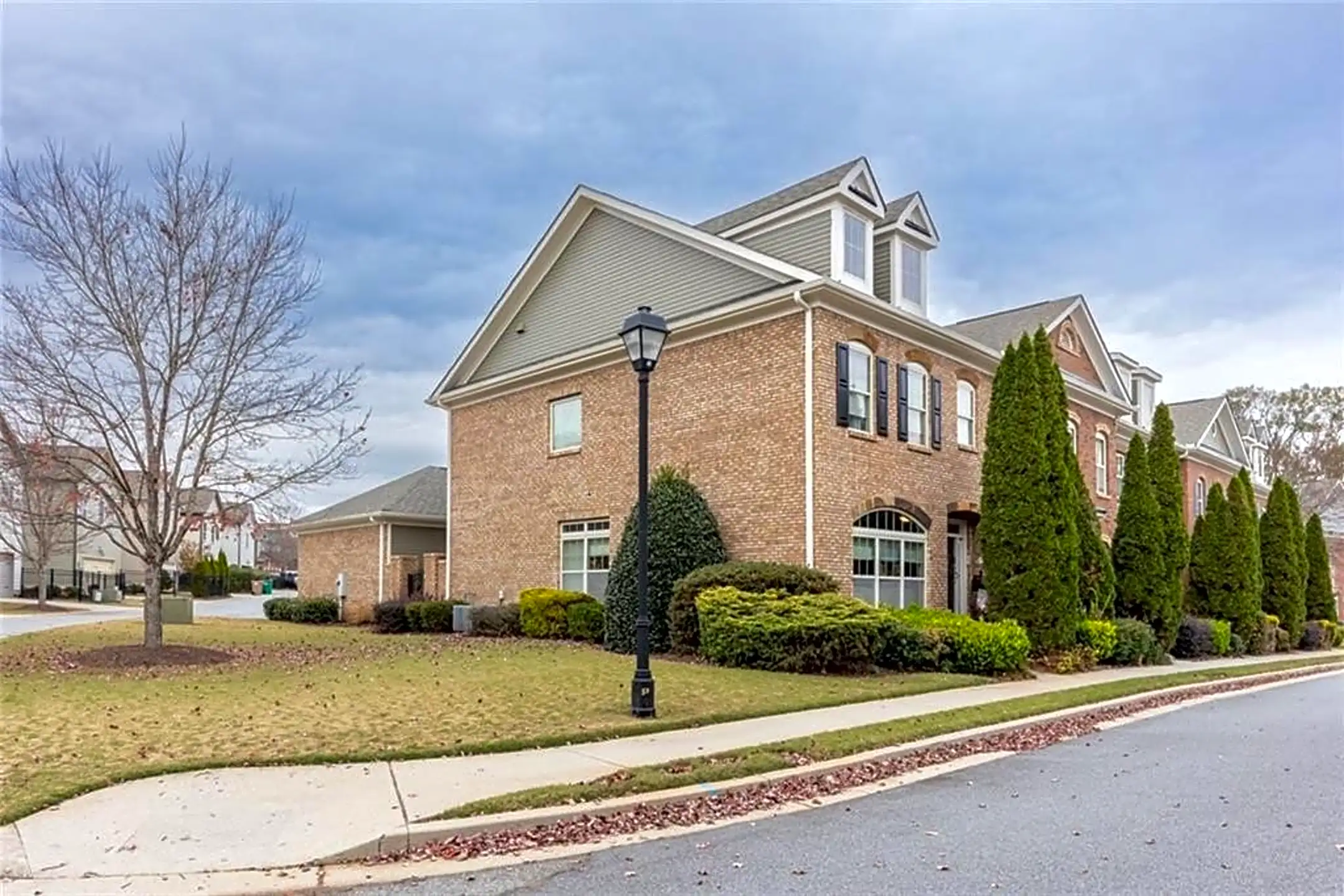 7335 Jamestown Dr Houses Alpharetta, GA 30005