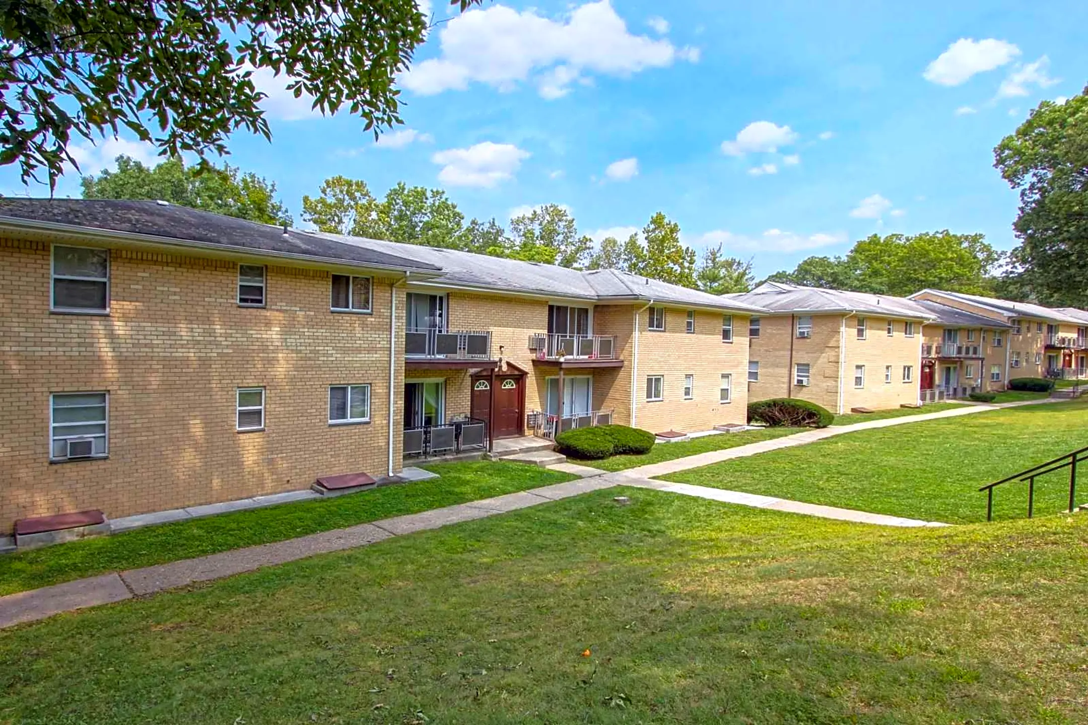 Hampton Oaks Apartments - 7 Oakwood Dr | Peekskill, NY Apartments for ...