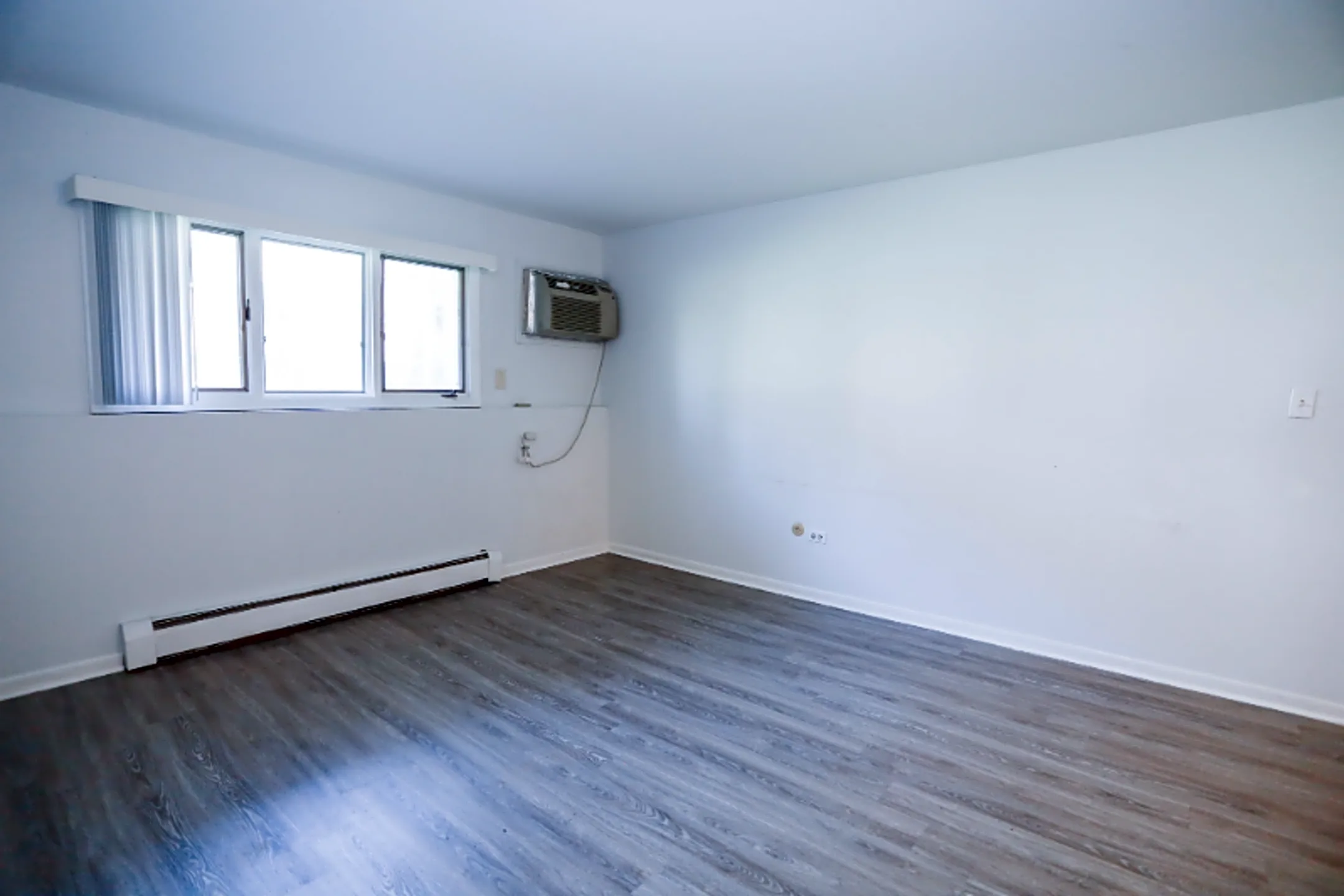 124 Washington St Apartments Round Lake, IL 60073