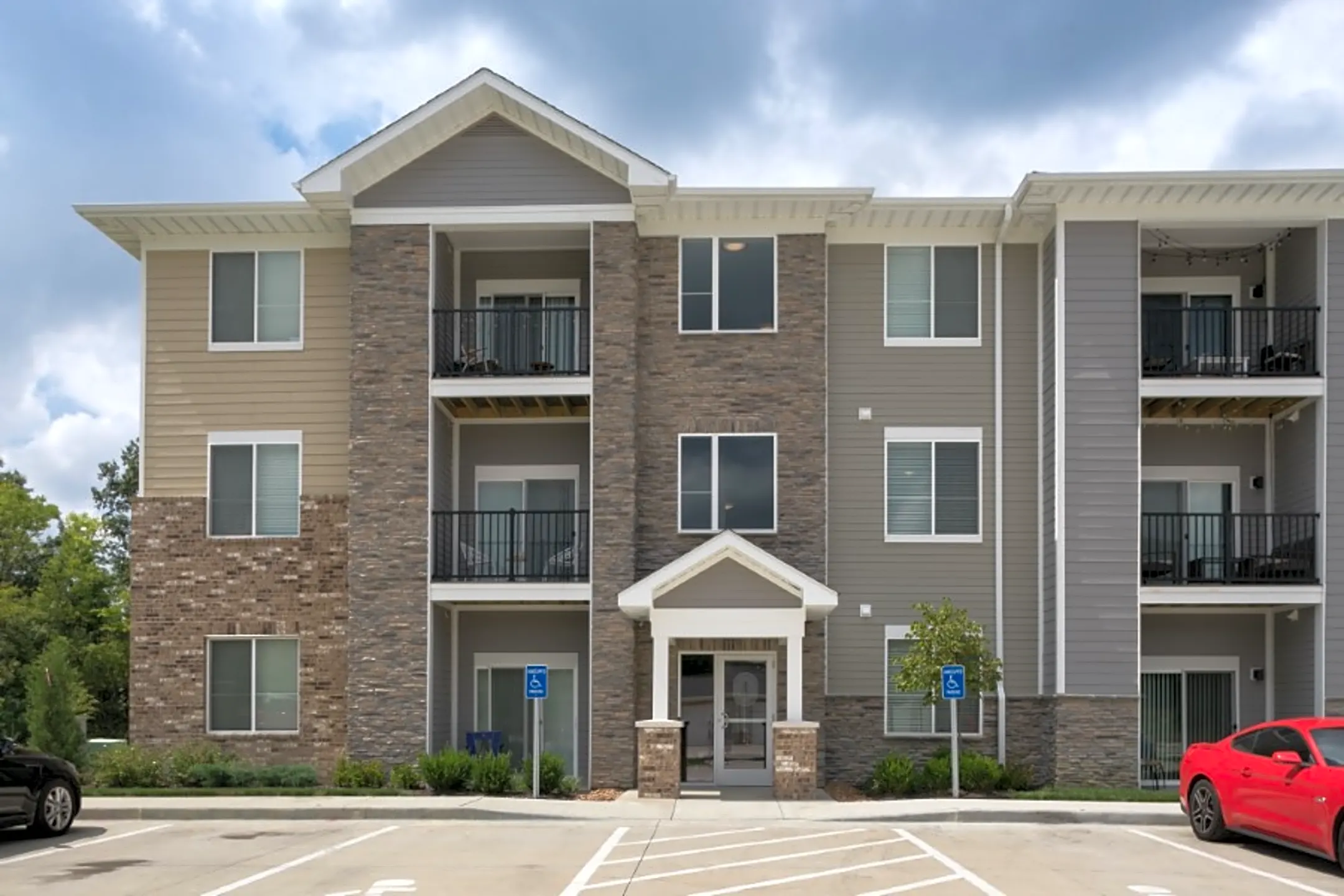 The Trace Upscale Apartments 1100 Vogt Drive Weldon Spring, MO