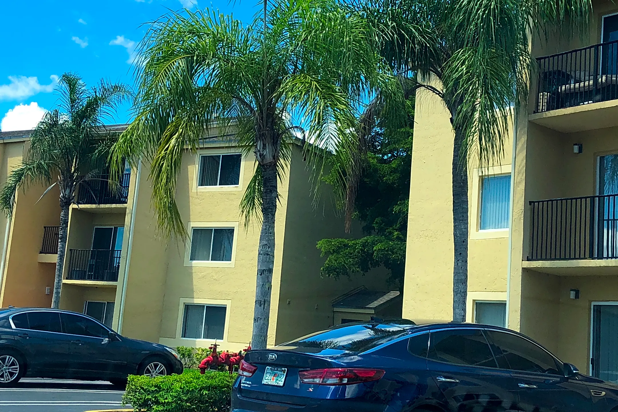 Walden Pond Villas Apartments In Miami