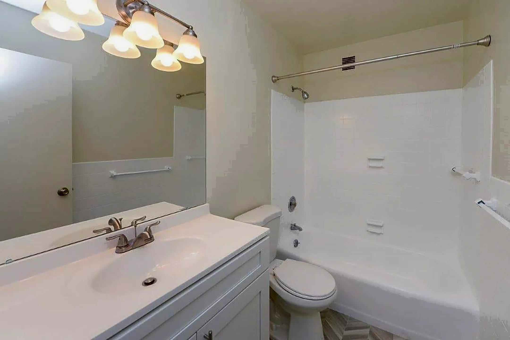 Bathroom - The Carlyle Apartment Homes - Baltimore, MD