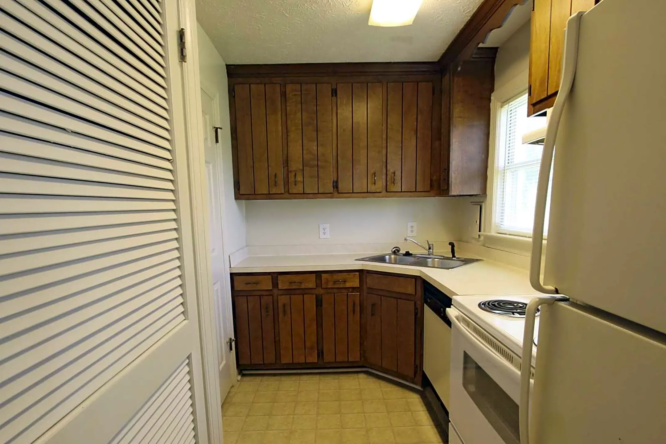 Kitchen - Colony Apartments - Newport News, VA