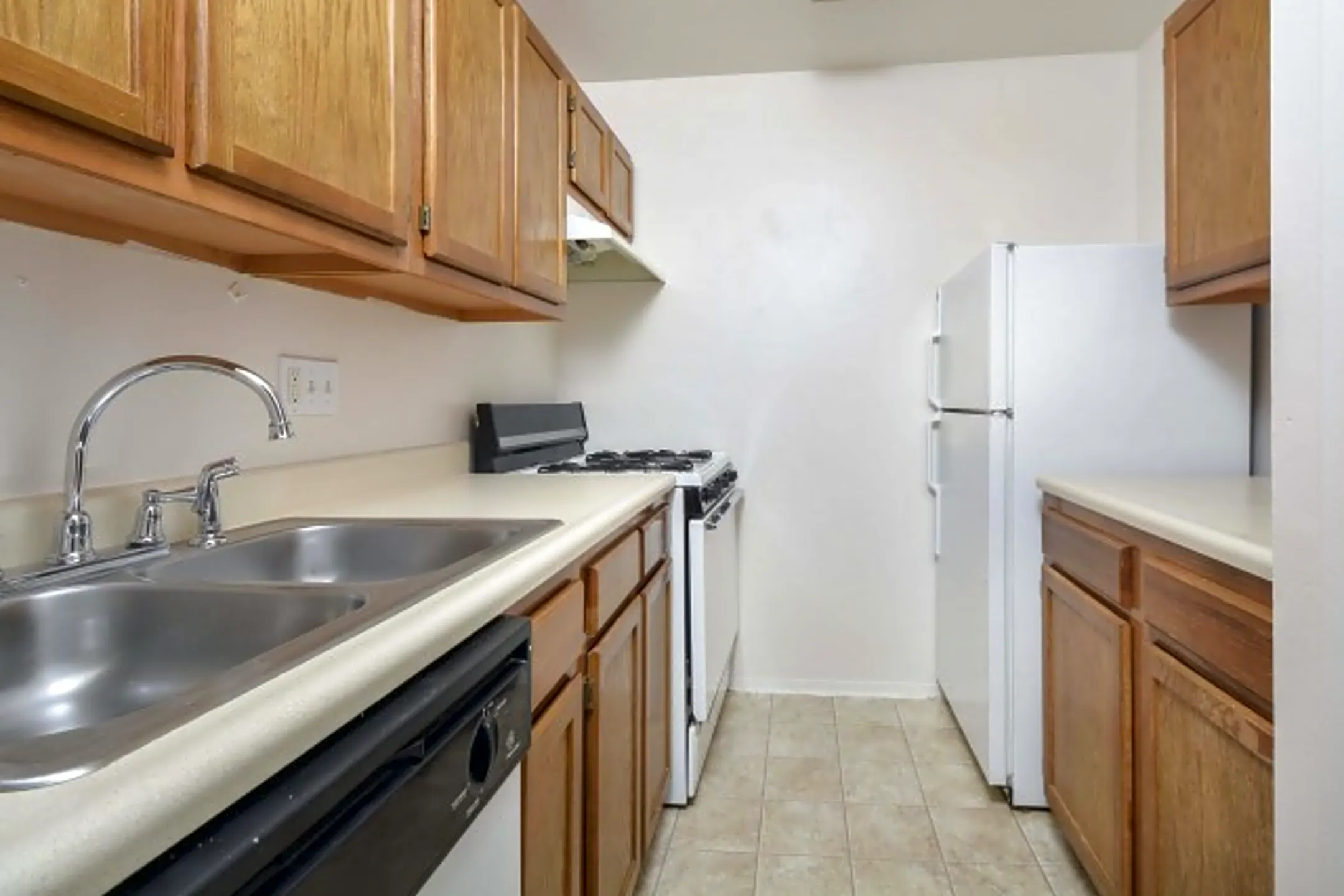 Woodland Plaza 1701 State Hill Rd Wyomissing, PA Apartments for