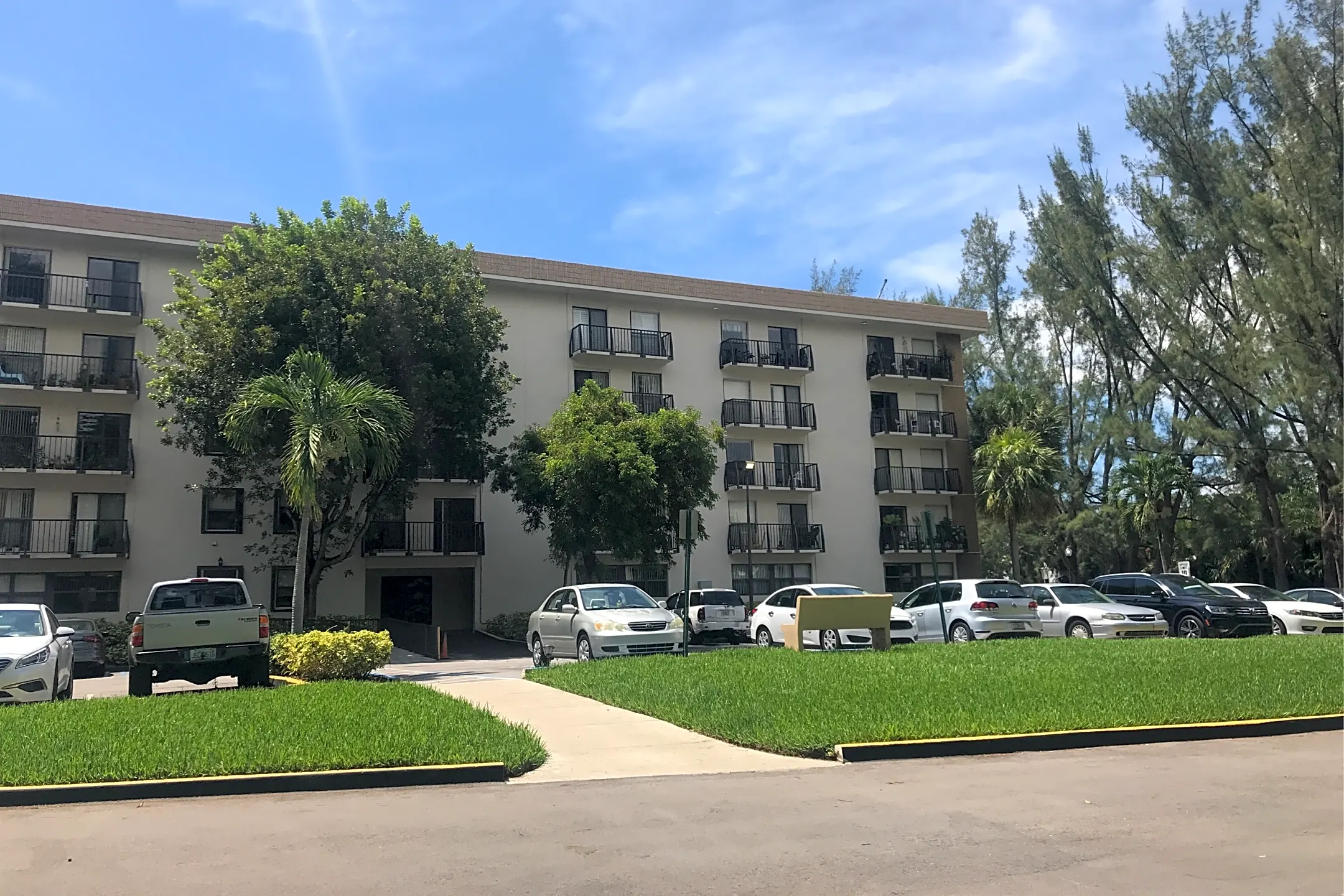 Carroll Manor Apartments - Miami, FL 33133