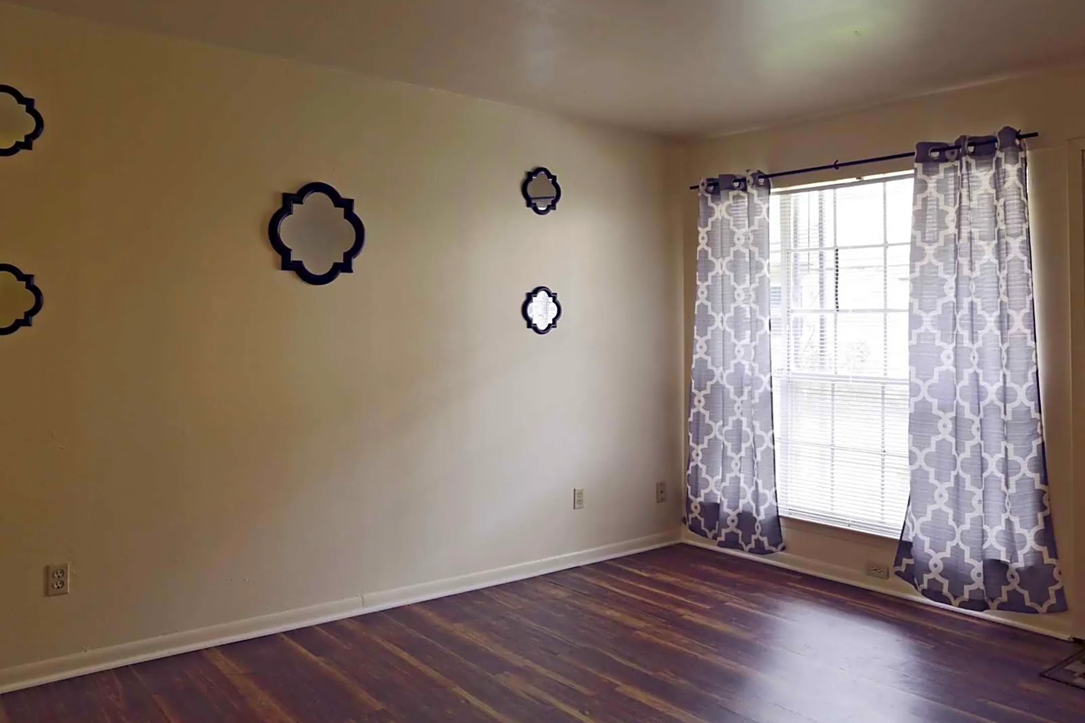 Living Room - College Main Apartments - Bryan, TX