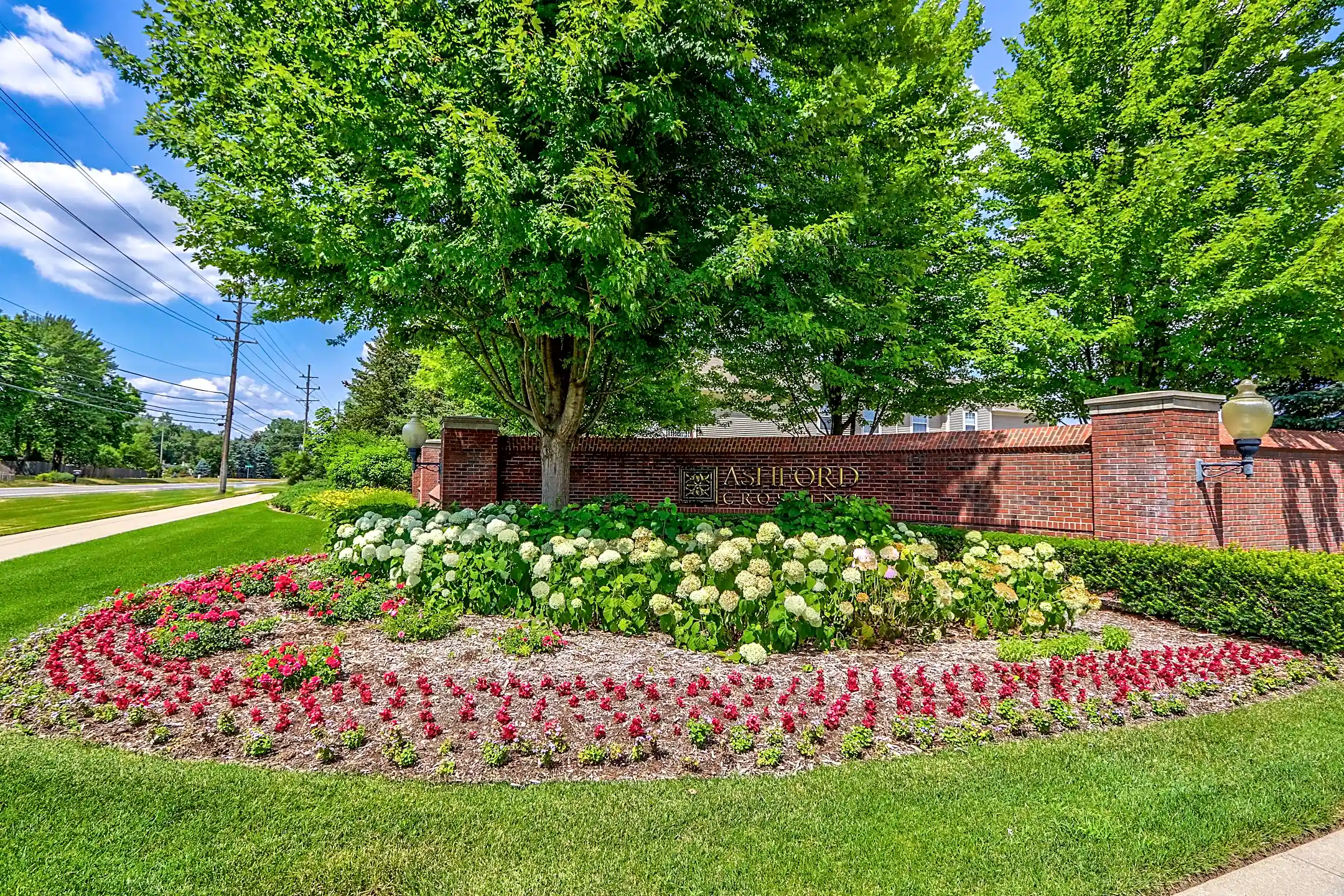 Ashford Apartments w/ Garages Shelby Township, MI 48317