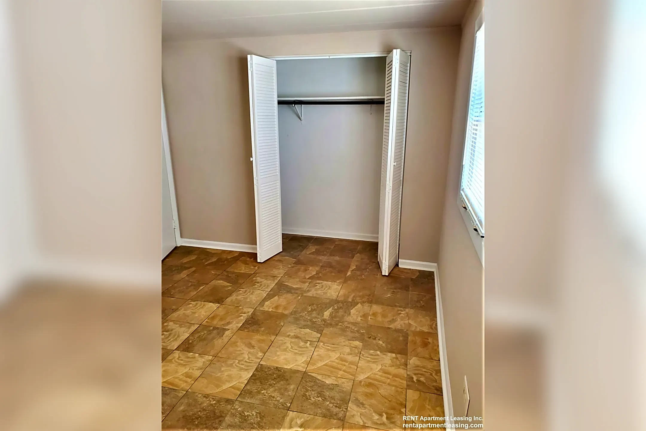 9620 Ivanhoe Ave 9620 Ivanhoe Ave unit 7 Schiller Park, IL Houses