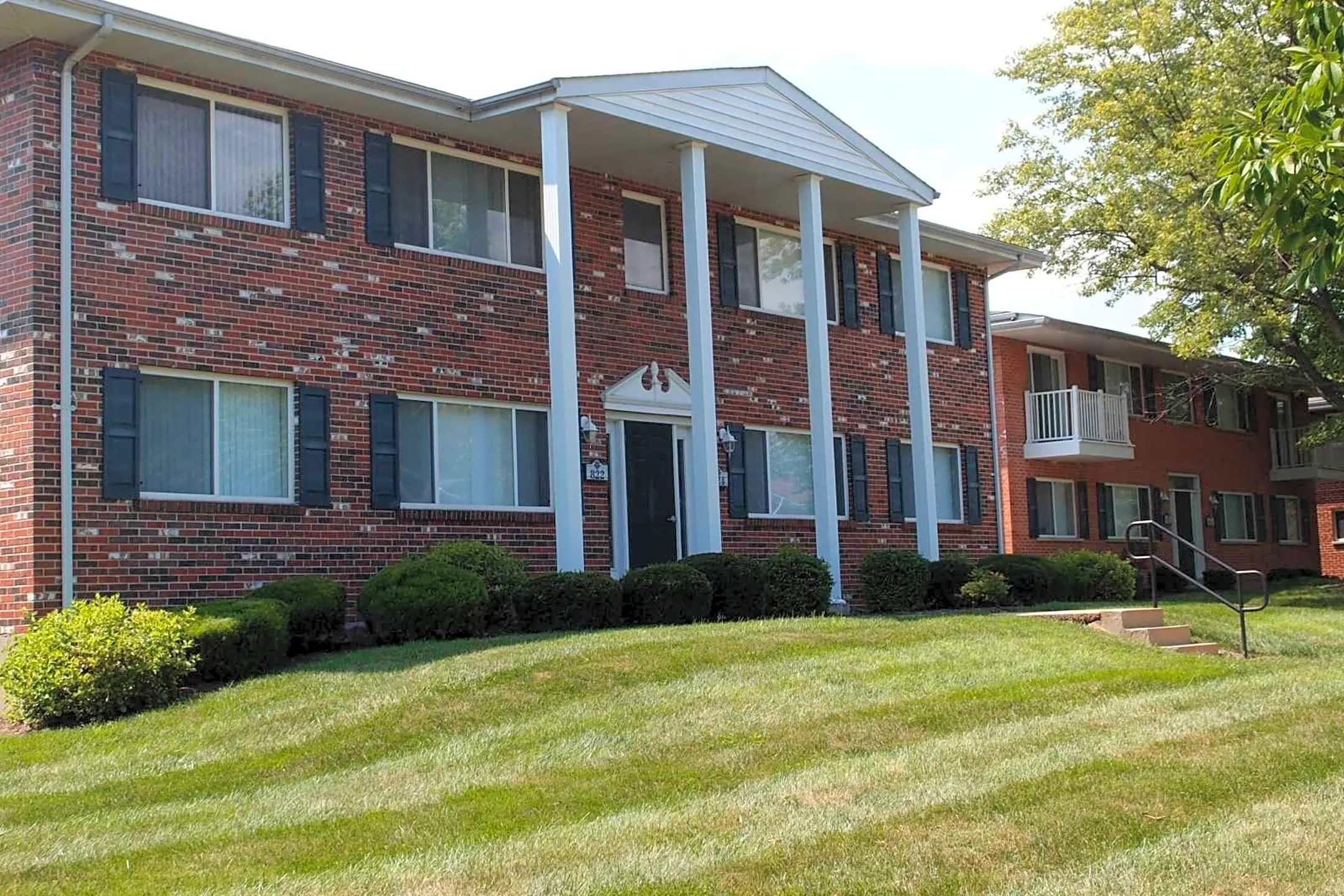 Charbonier Manor Apartments - Florissant, MO 63031