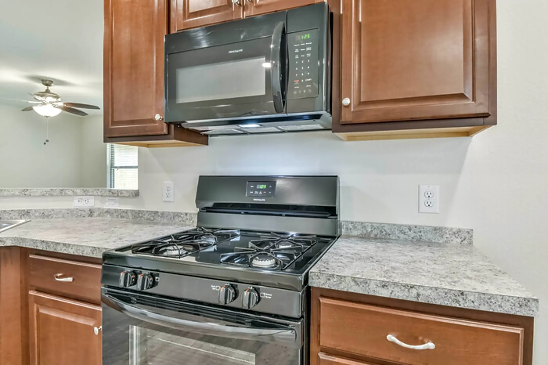 Kitchen - 9266 Laiden Crk Trl - Conroe, TX