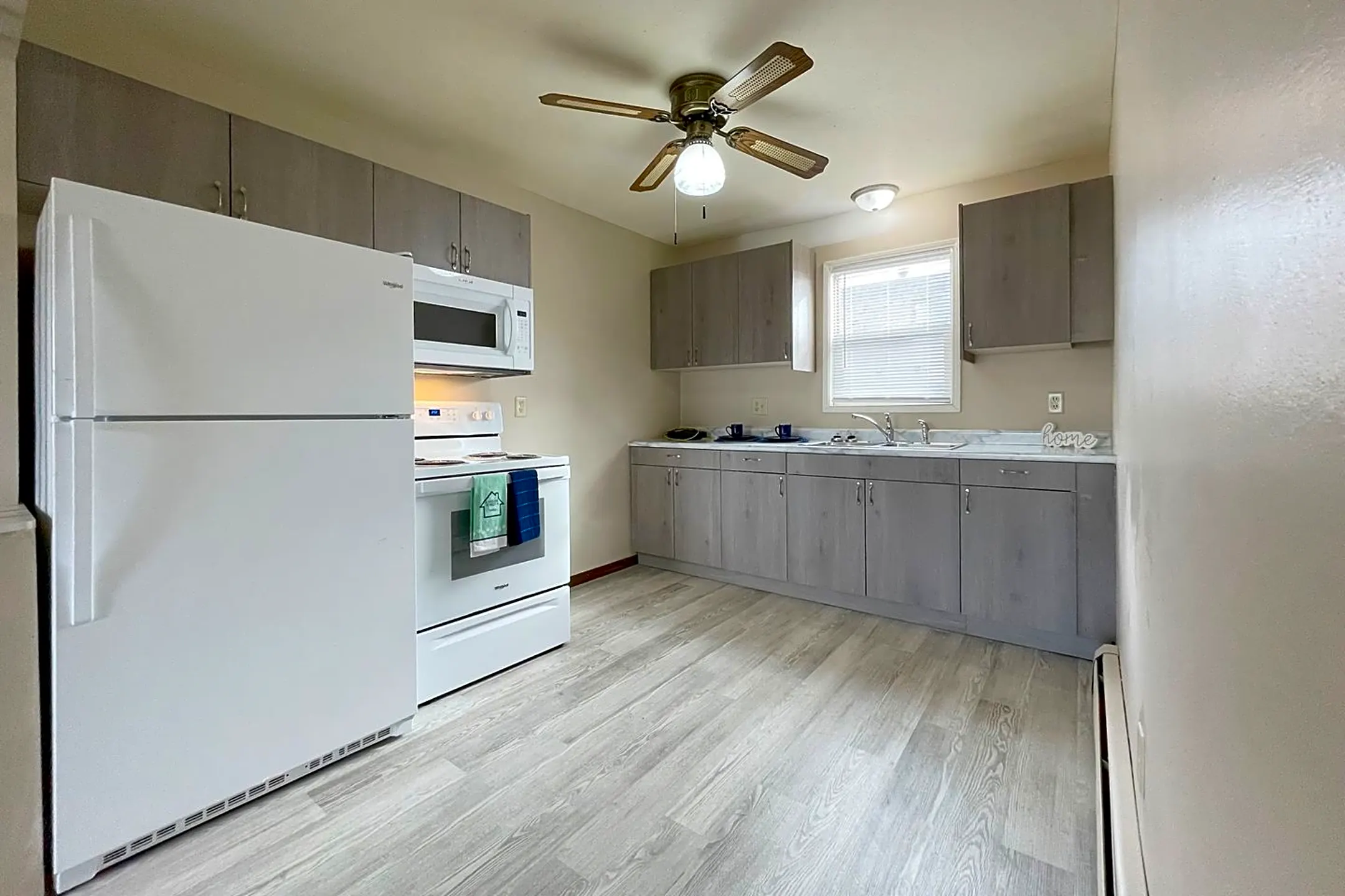 Twin Villas Great SE Location! Pet Friendly, Free WiFi! Heat Paid