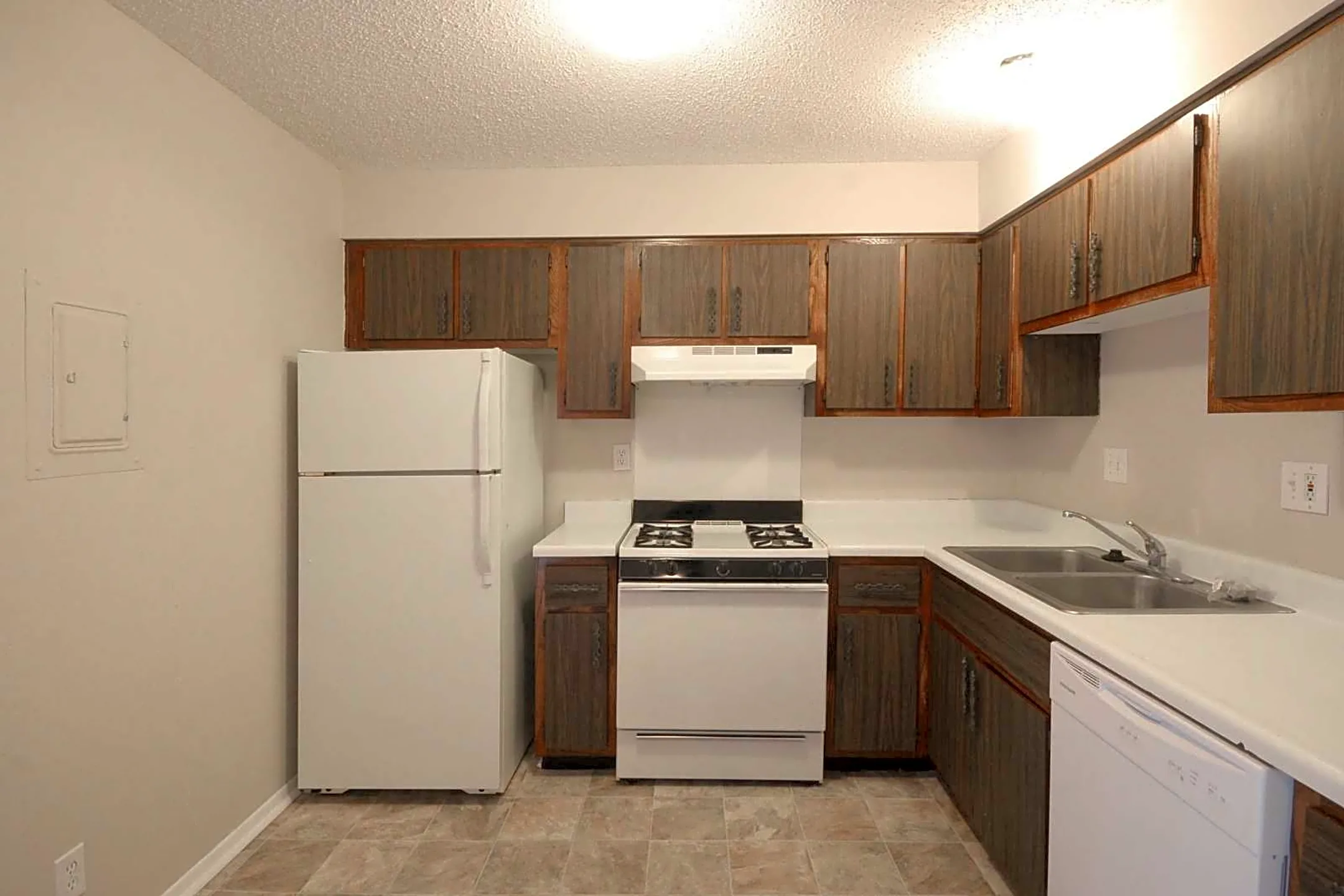 Kitchen - Cedar Ridge Townhomes & Apartments - Anderson, IN