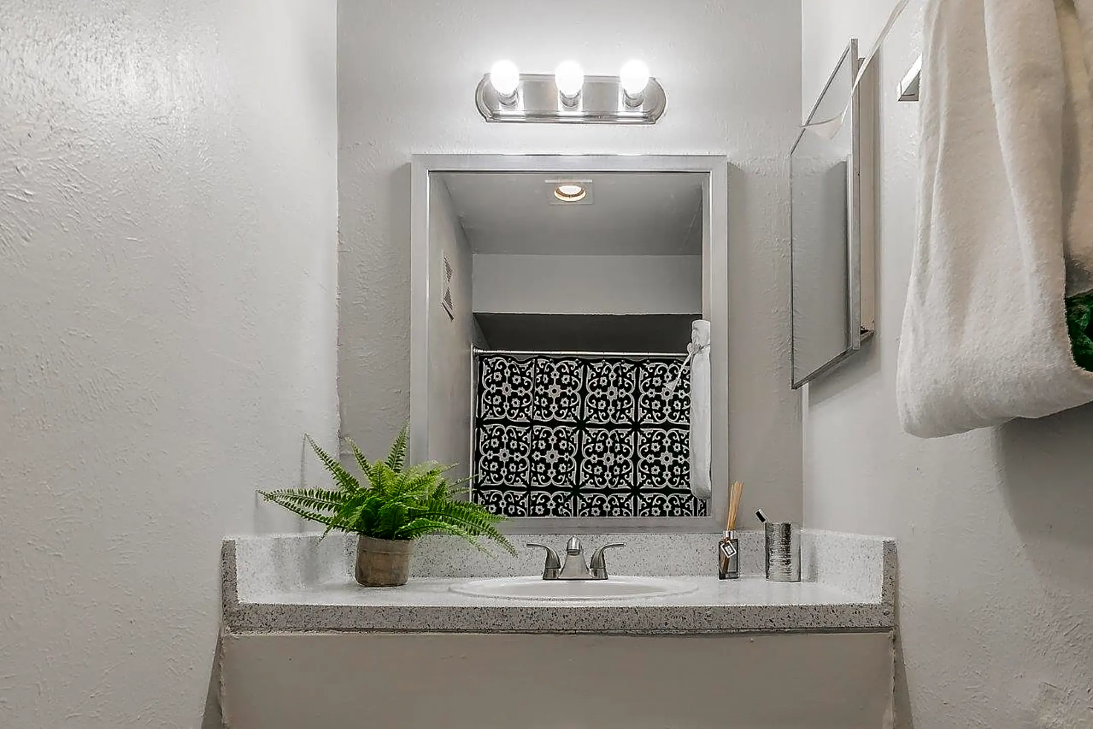 Bathroom - The Courtland Apartments - Dallas, TX