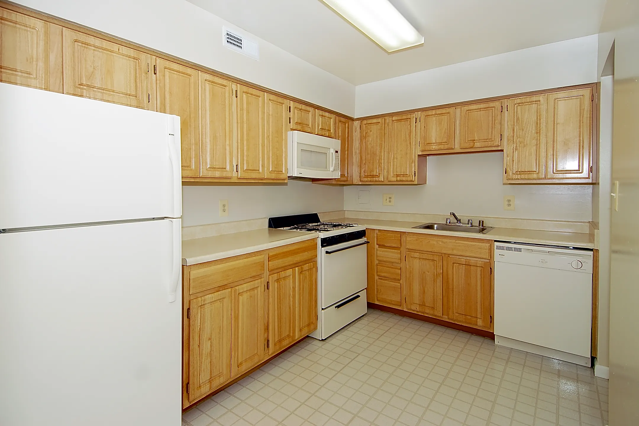 Lambeth House 200 Towsontowne Court Towson, MD Apartments for Rent