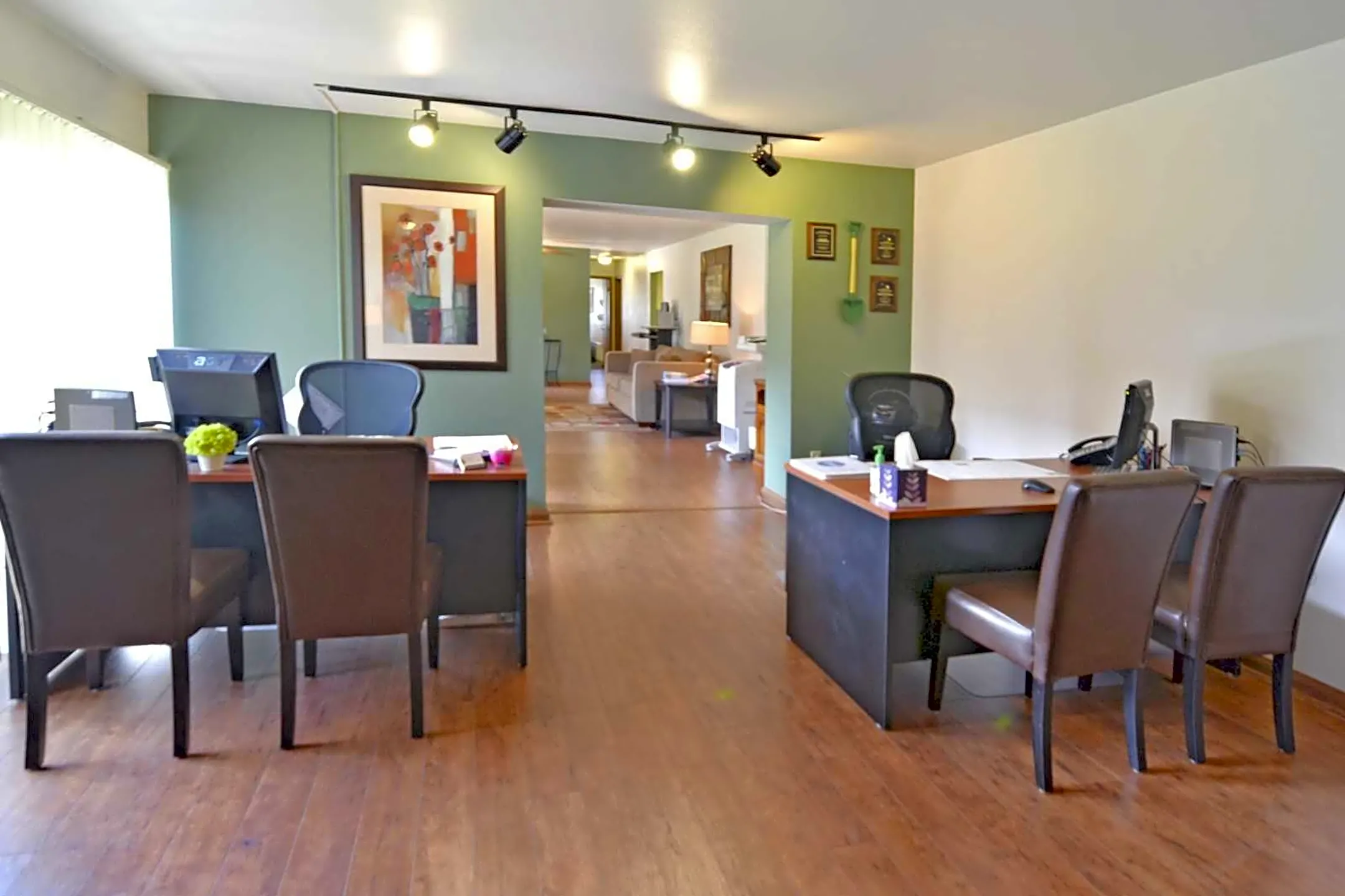 Leasing Office - Parkview Apartments - Milwaukee, WI