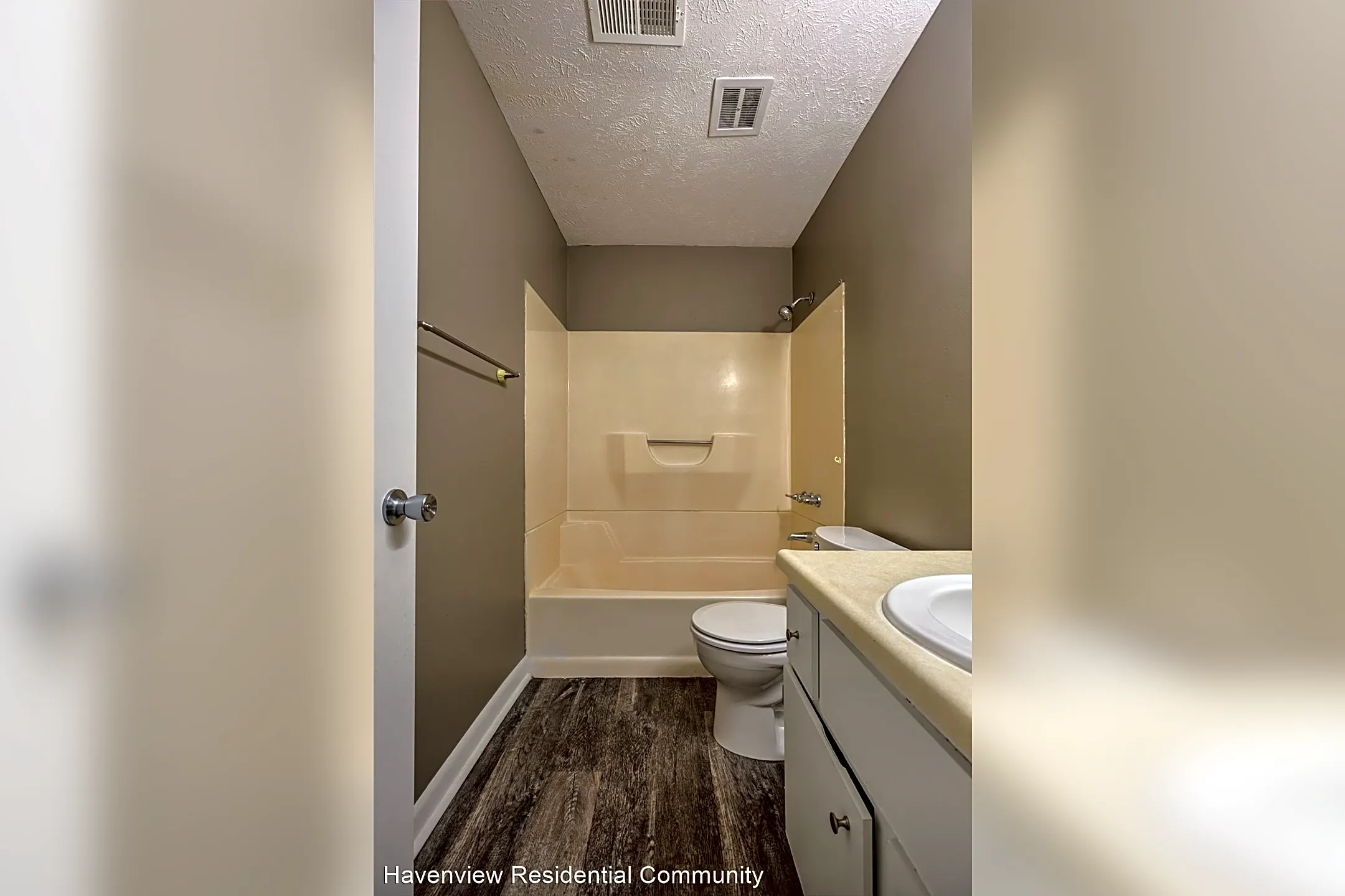 Country Living Minutes from Omaha at Ashland Park apartments