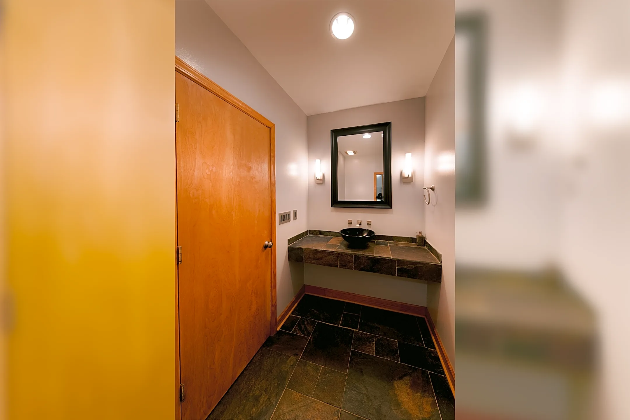 Bathroom - 252 S Washington Ave - Columbus, OH