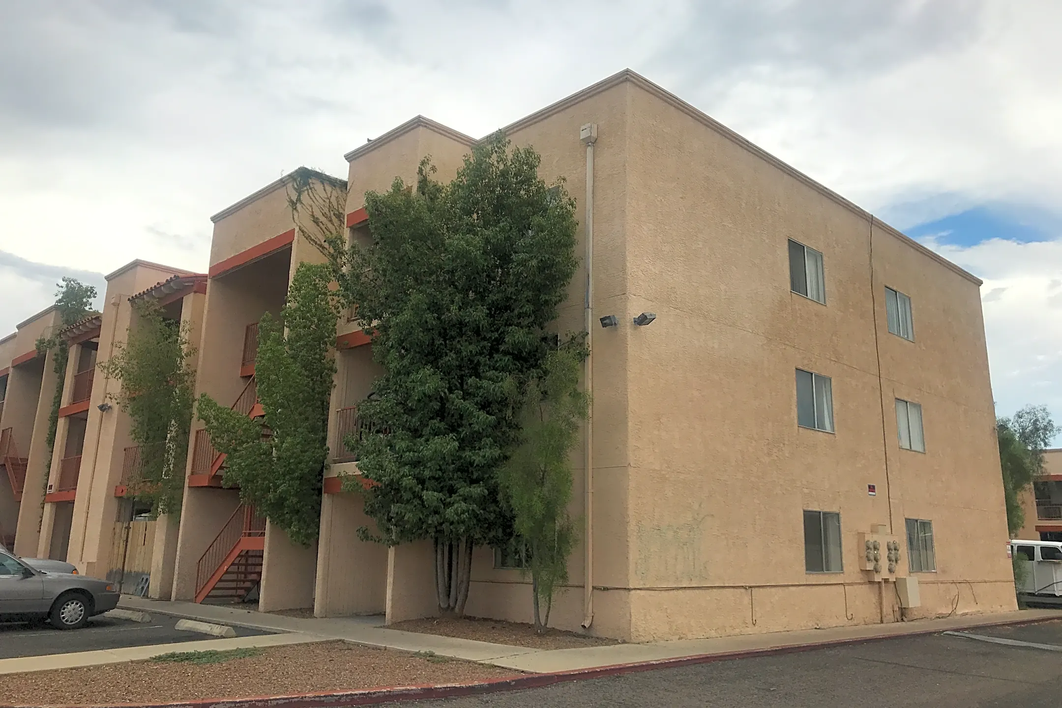 Roger Plaza Apartments - Tucson, AZ 85705