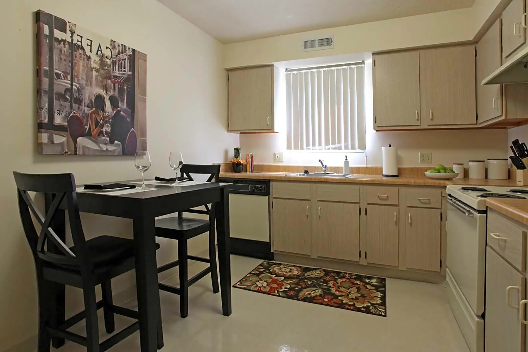 Kitchen - Foxmoor Apartments - Cleveland, OH