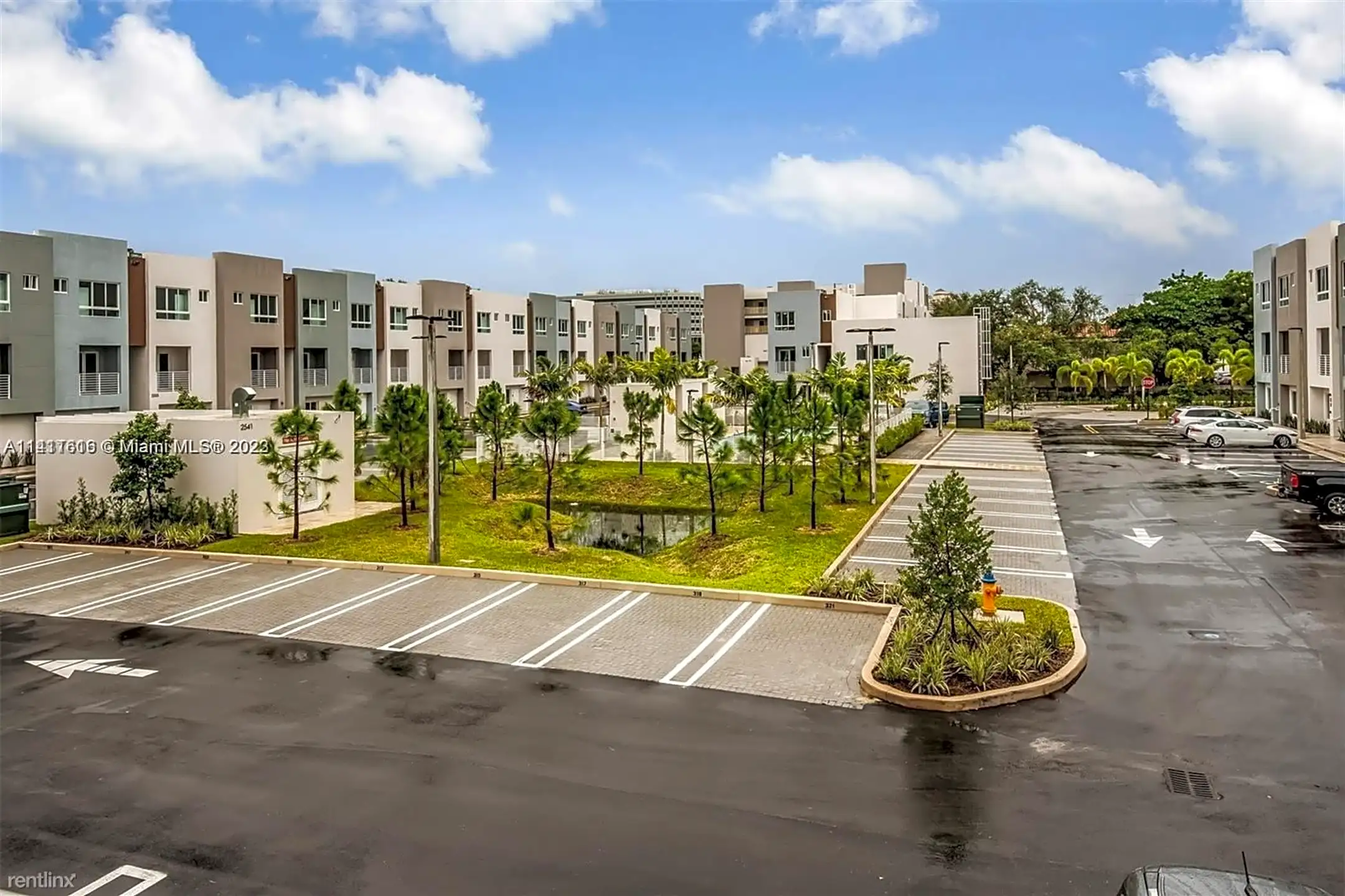 Building - 2561 NE 193rd St - Miami, FL