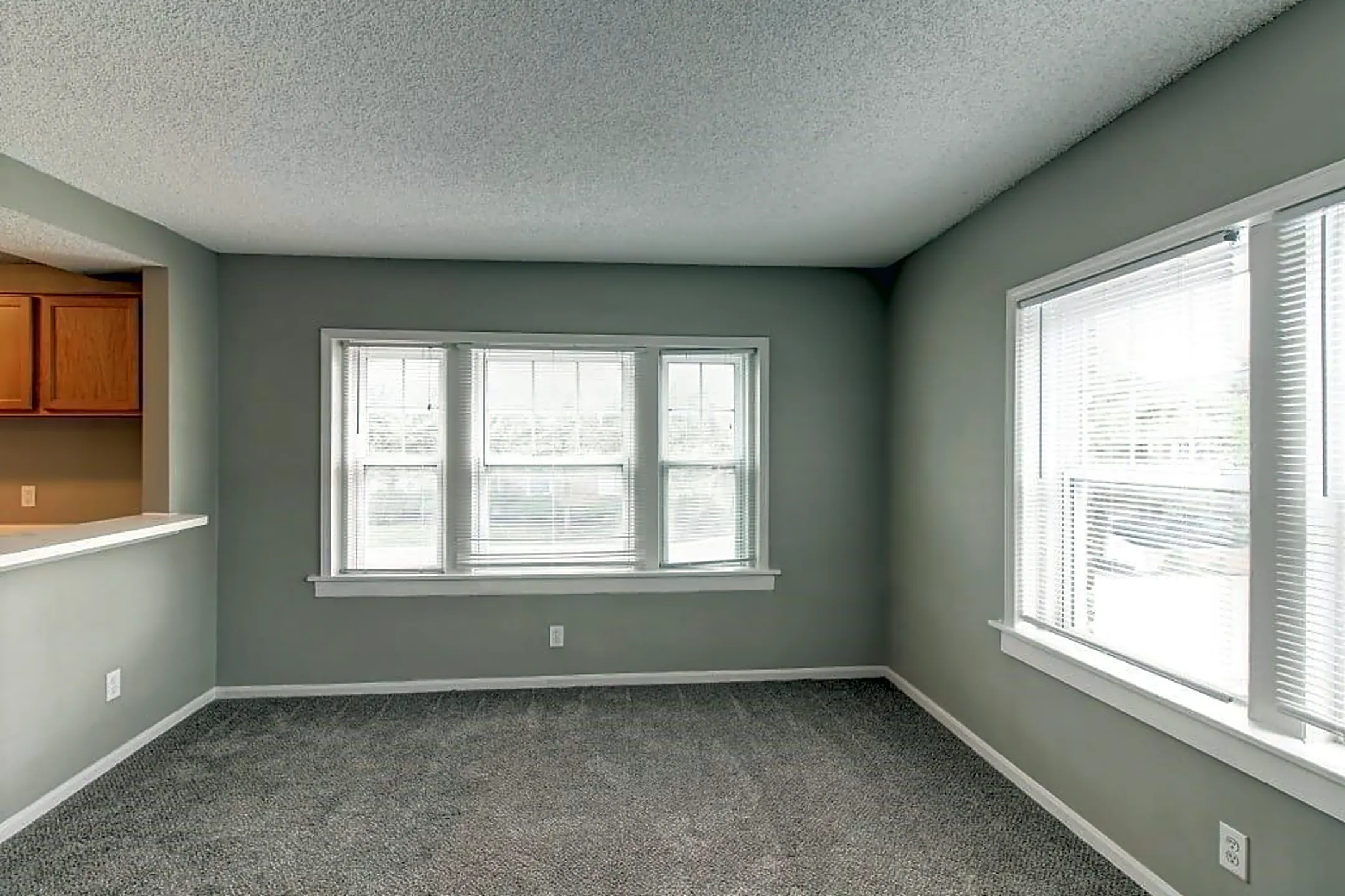 Roanoke Court Apartments Kansas City, MO 64111