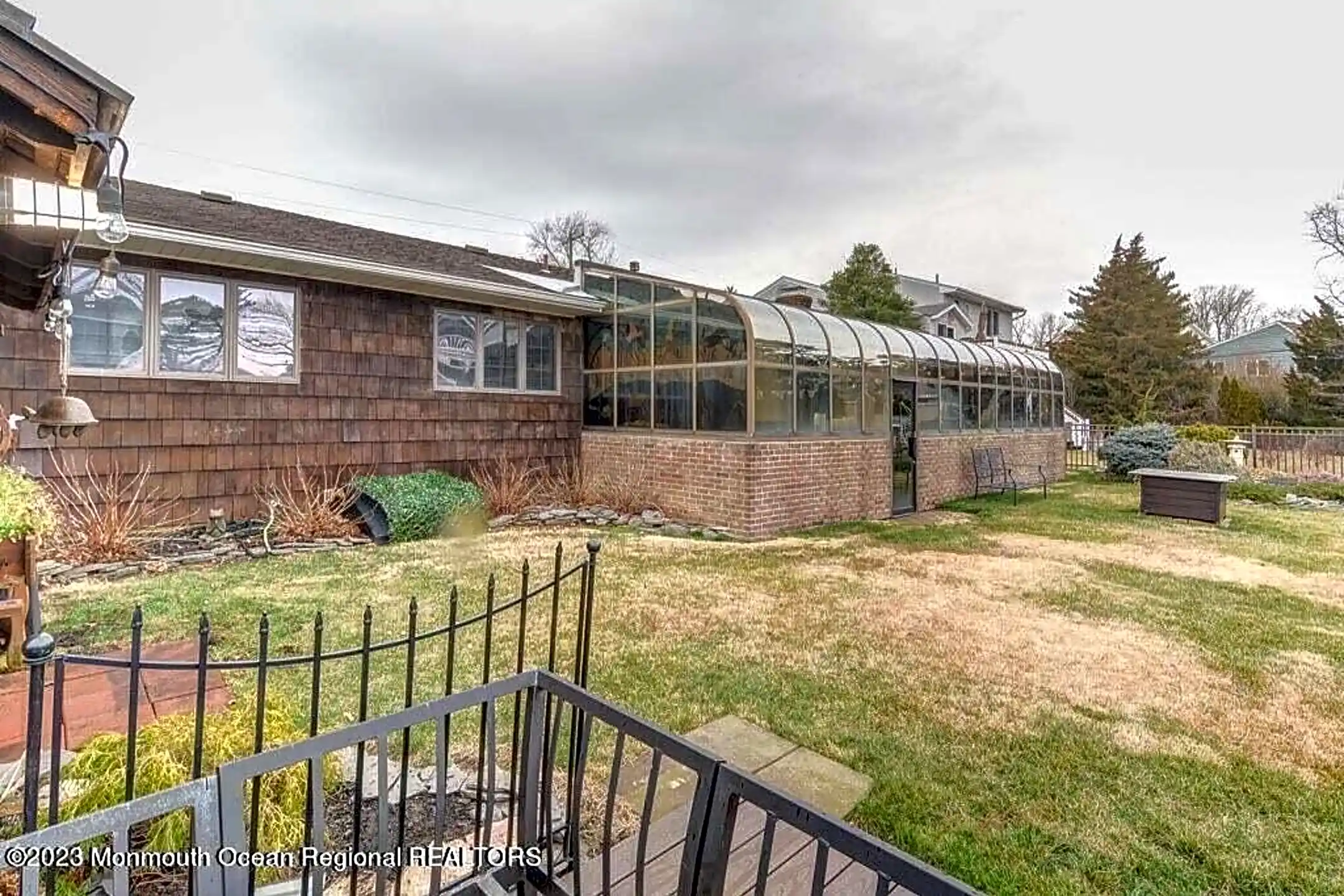 Building - 123 Point O Woods Dr - Toms River, NJ