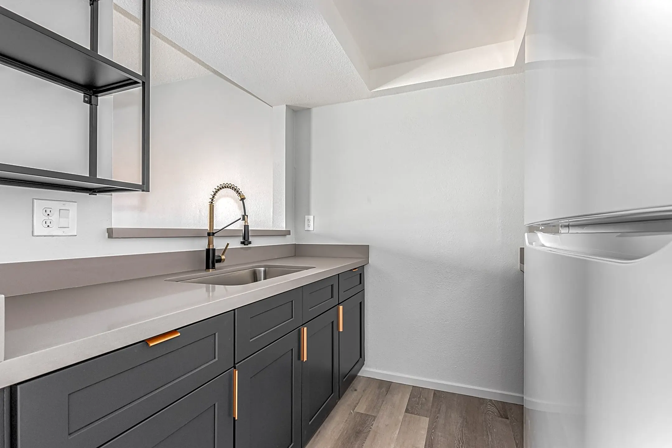 Pine Towers Apartments Phoenix, AZ 85018