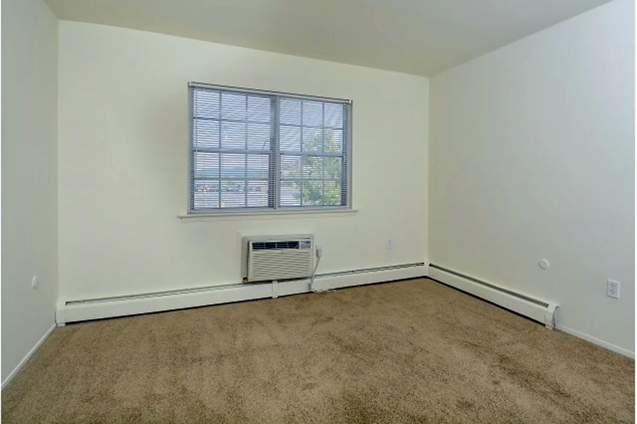 Woodland Plaza 1701 State Hill Rd Wyomissing, PA Apartments for