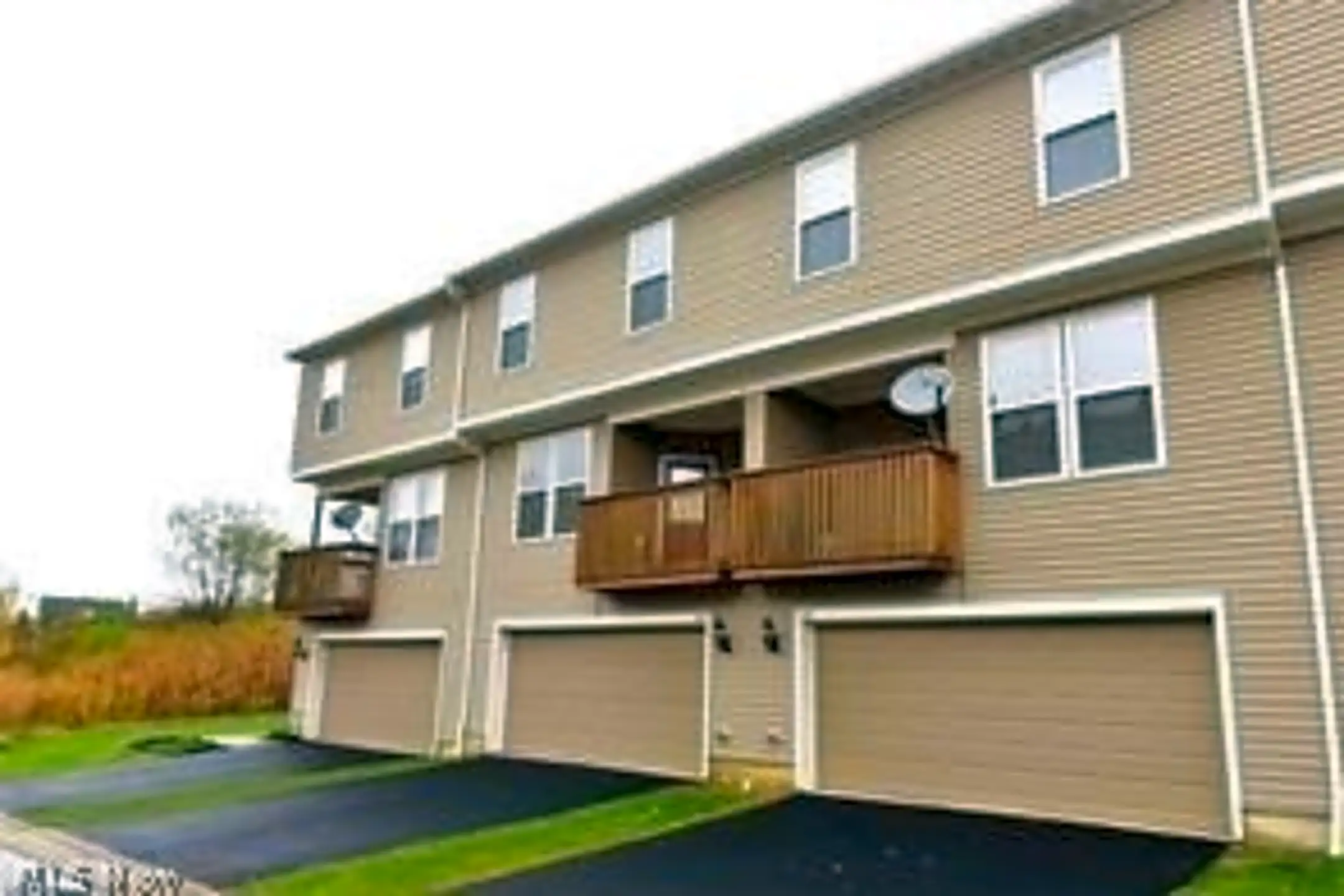 319 Blair Dr Condos Akron, OH 44321